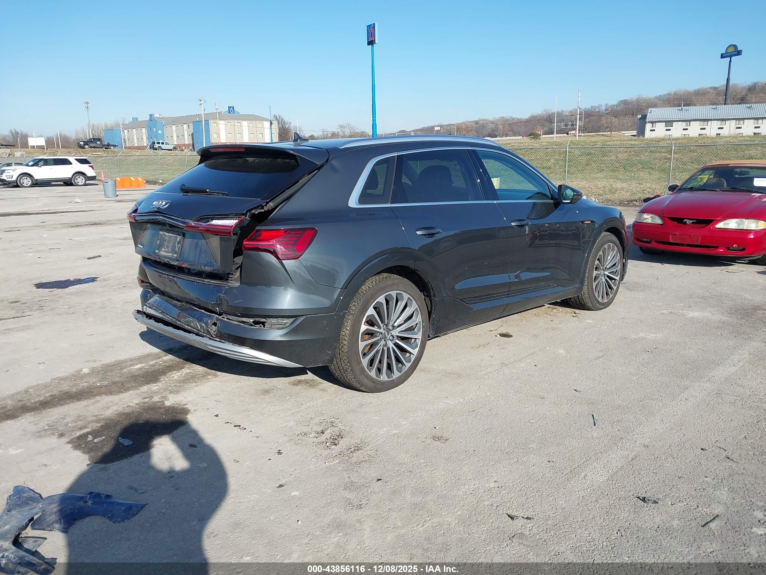 AUDI E-TRON image 4