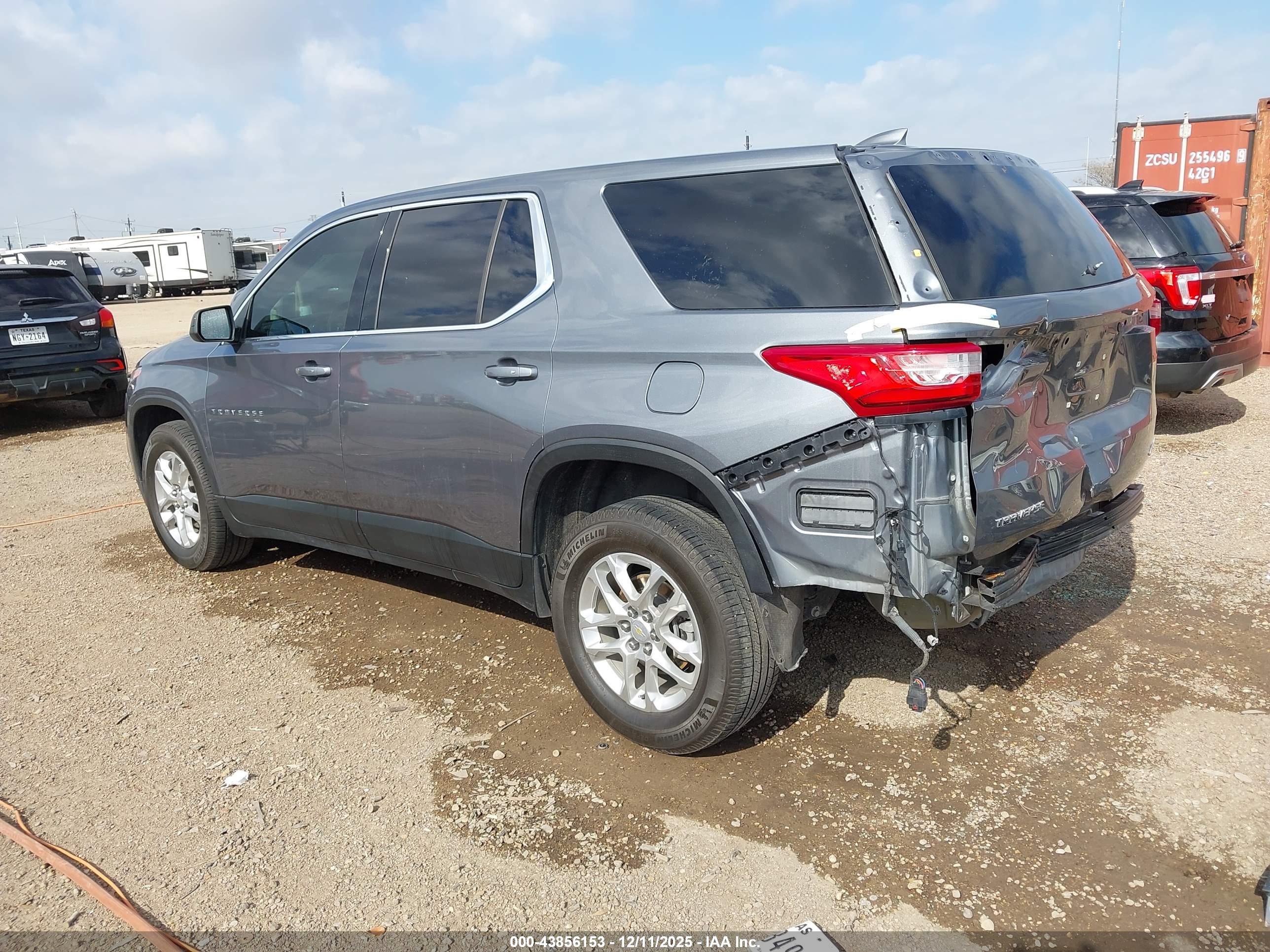 CHEVROLET TRAVERSE image 3