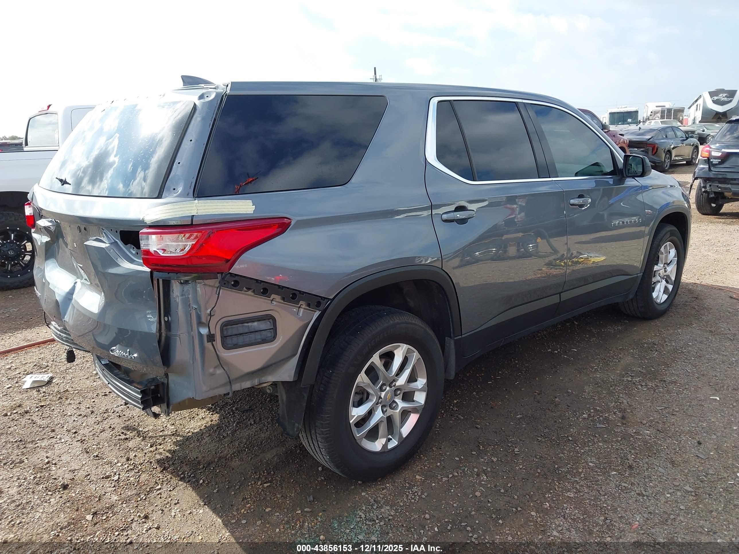 CHEVROLET TRAVERSE image 4