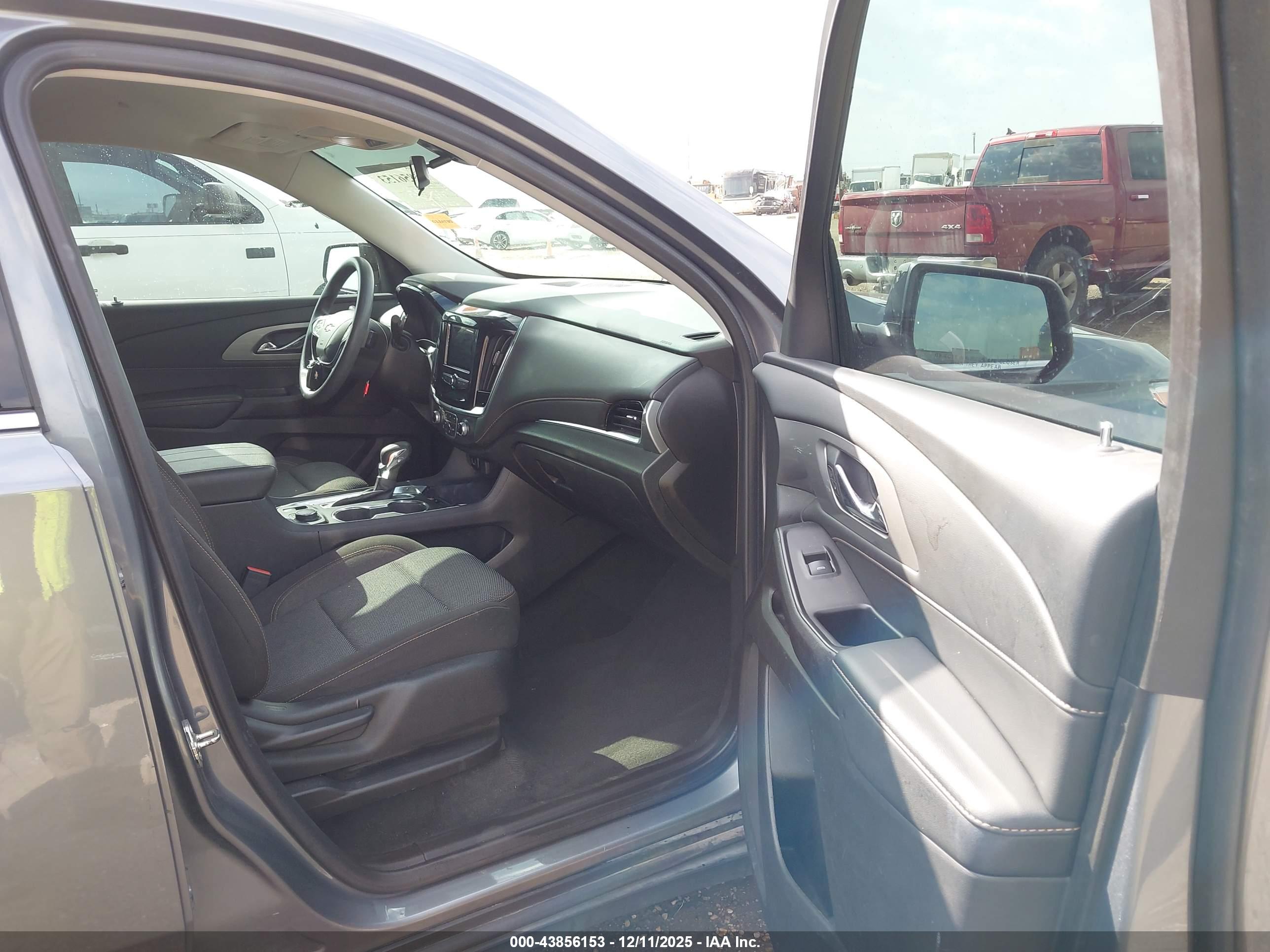 CHEVROLET TRAVERSE image 5
