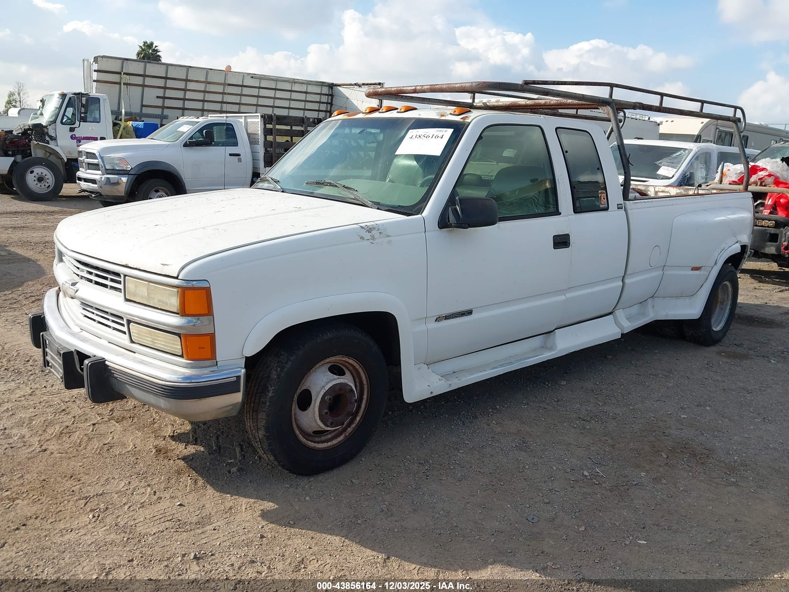 CHEVROLET GMT-400 image 2