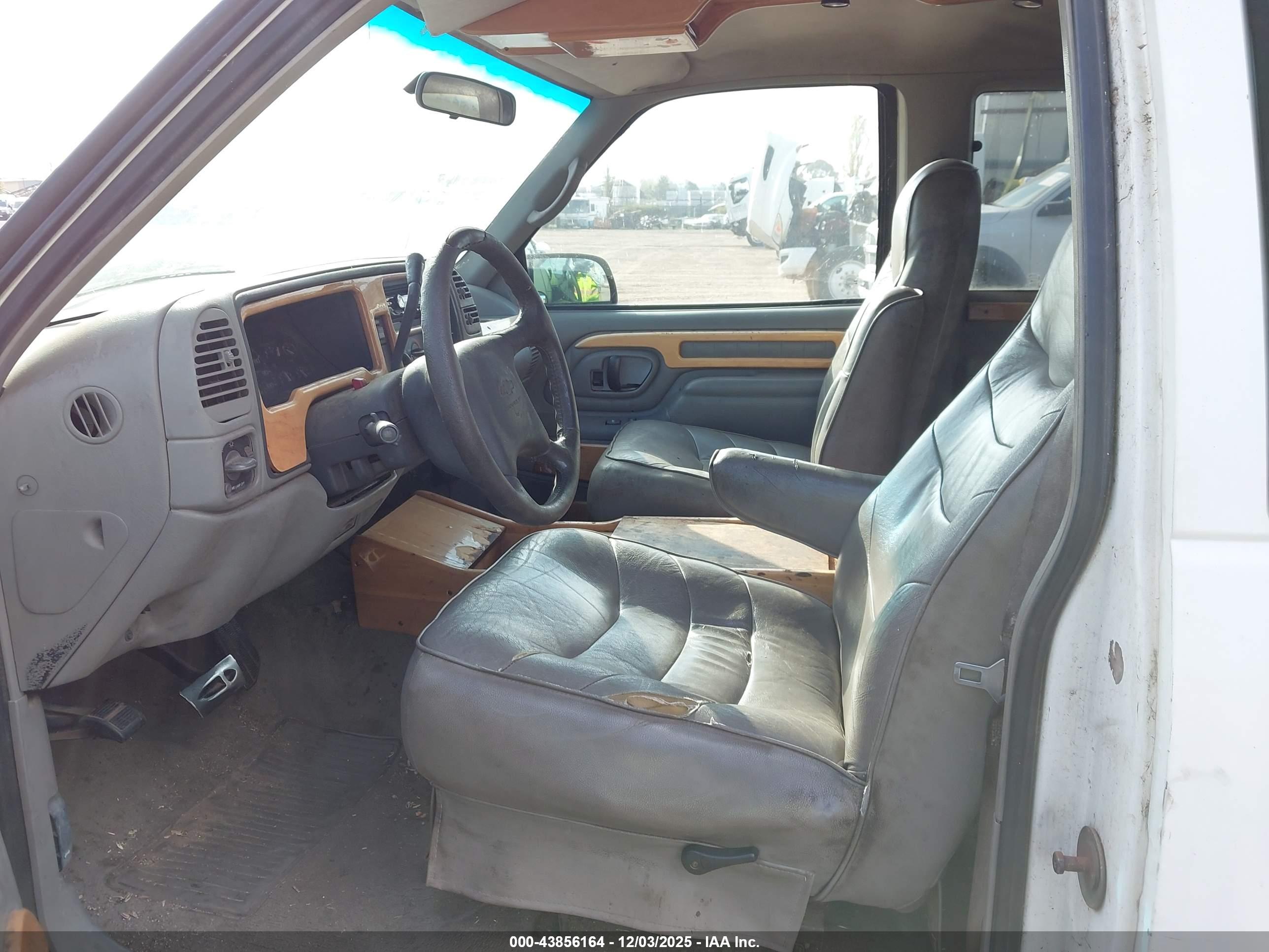 CHEVROLET GMT-400 image 5