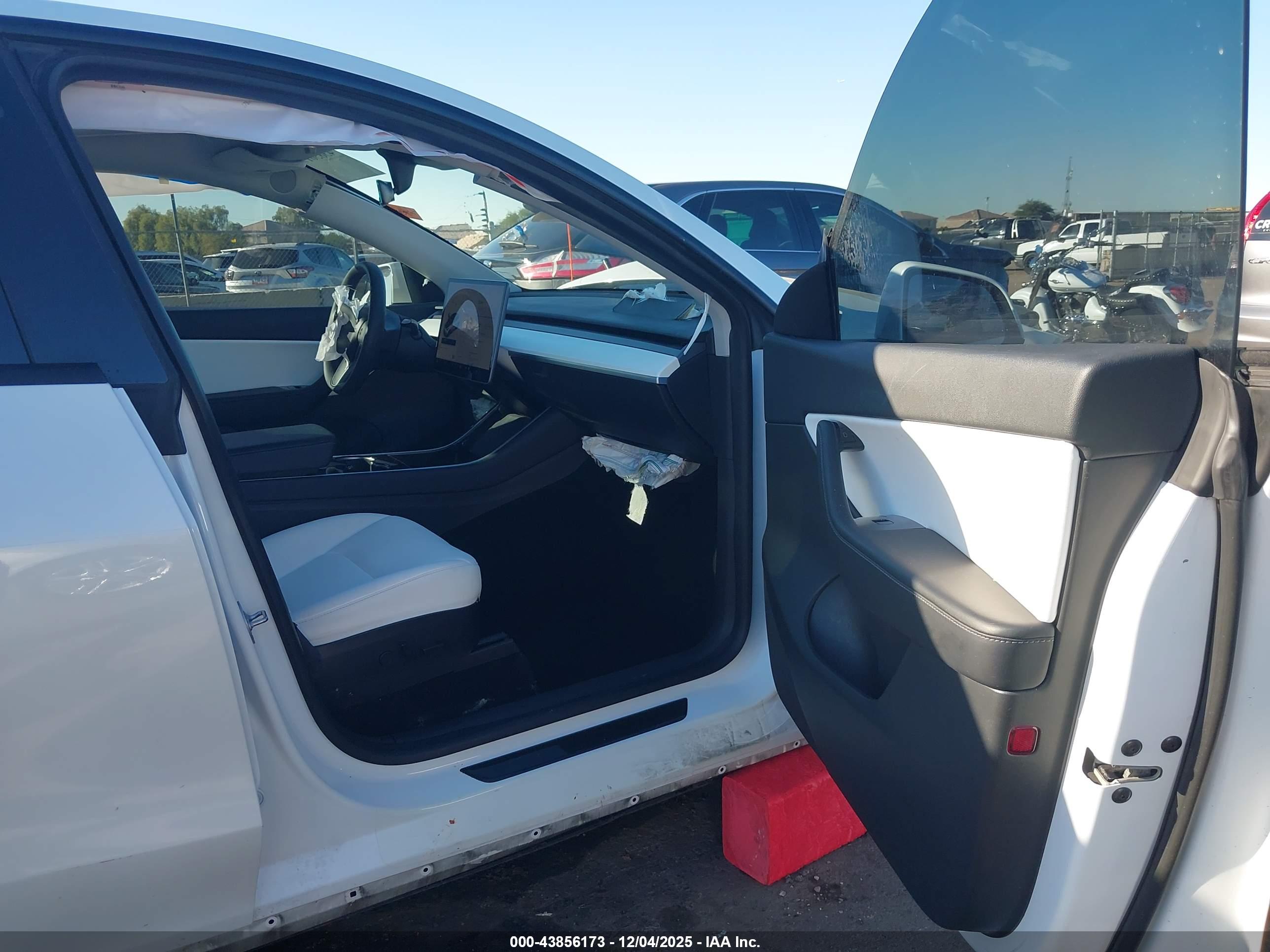 TESLA MODEL image 5