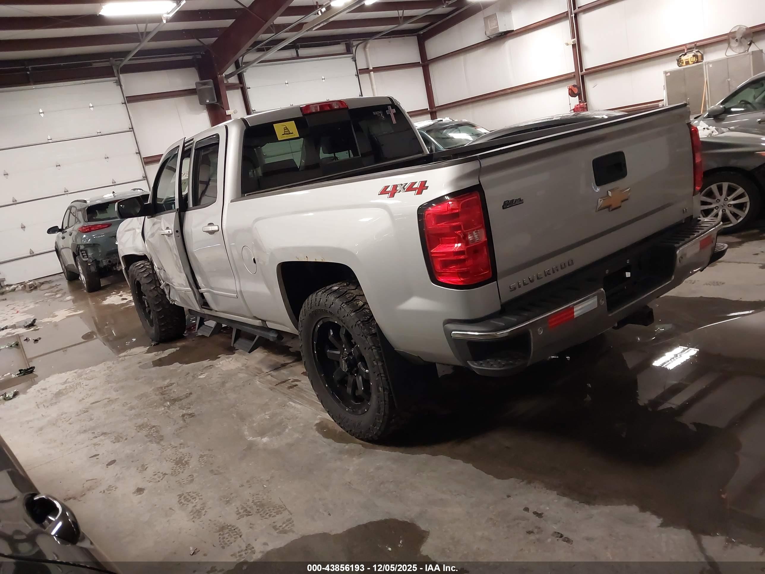 CHEVROLET SILVERADO image 3