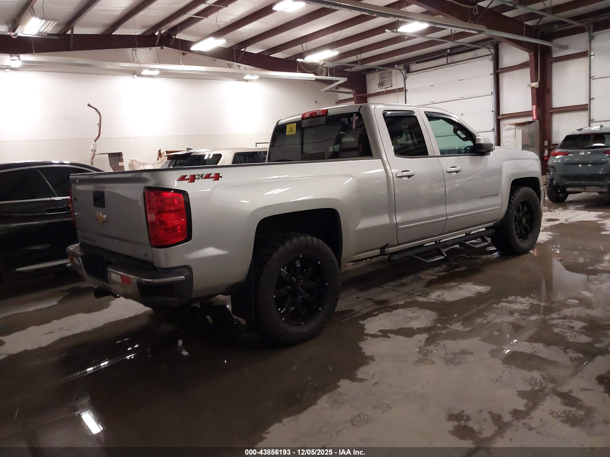 CHEVROLET SILVERADO image 4