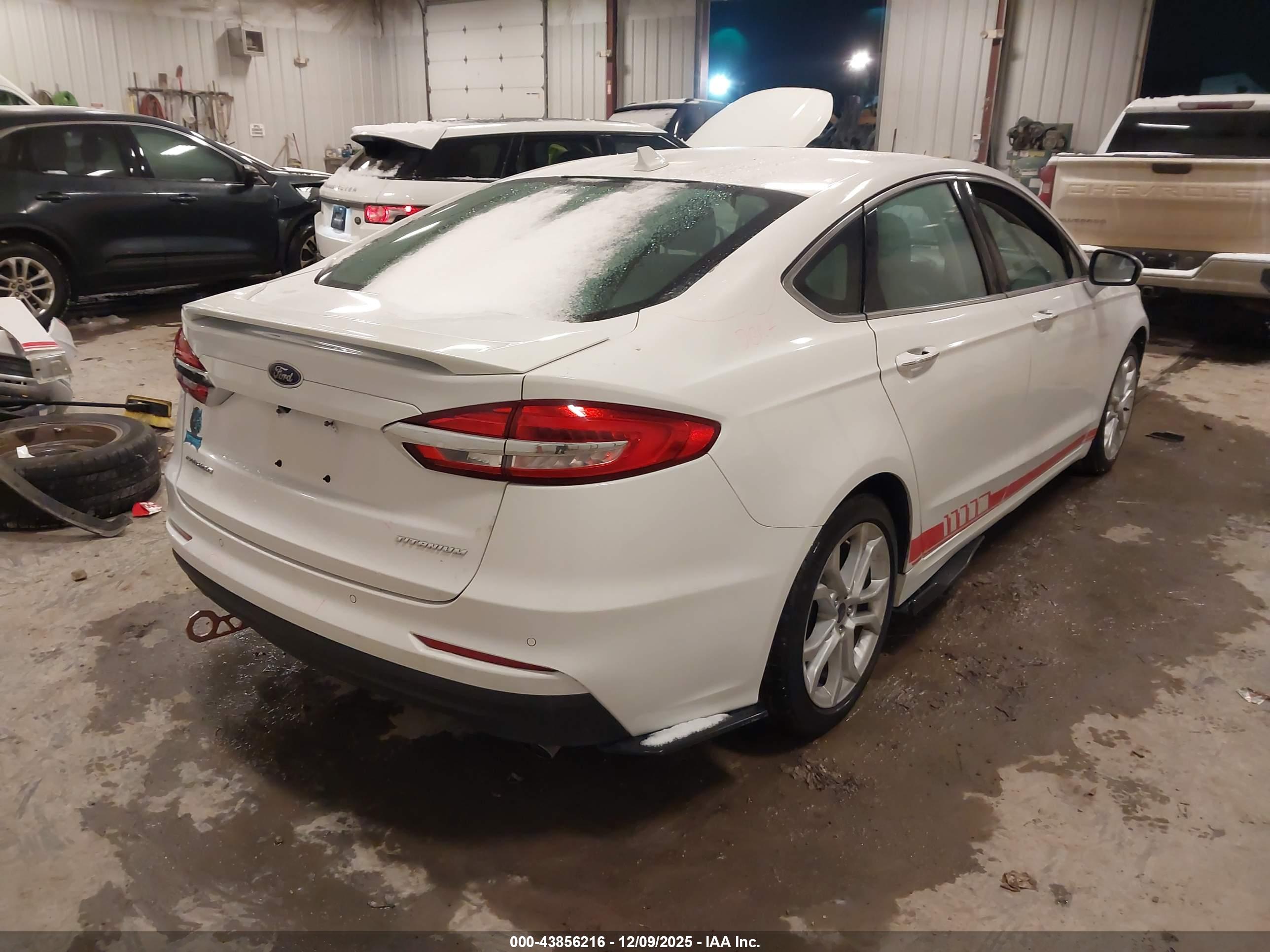 FORD FUSION image 4