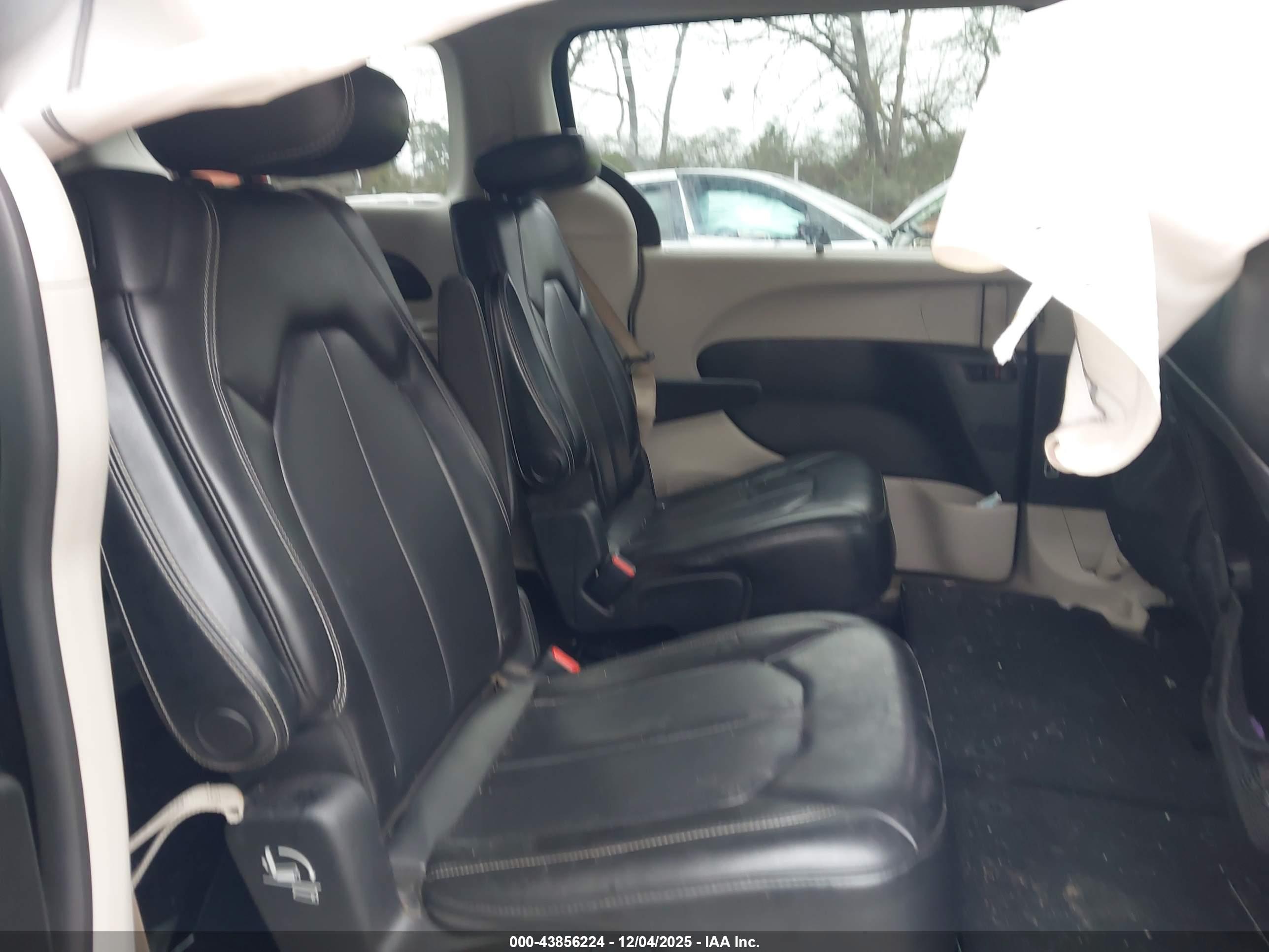 CHRYSLER VOYAGER image 8