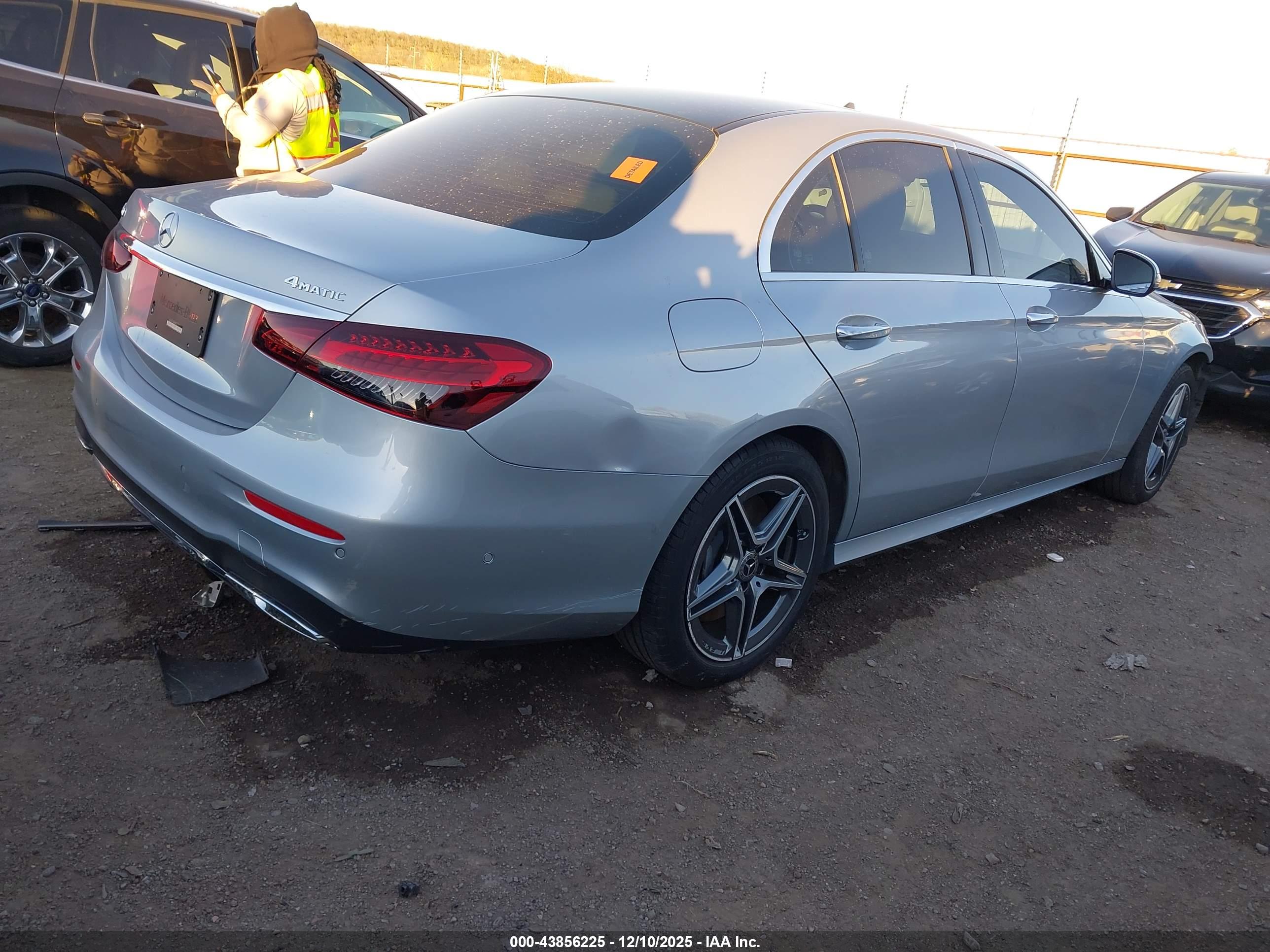 MERCEDES-BENZ E image 4