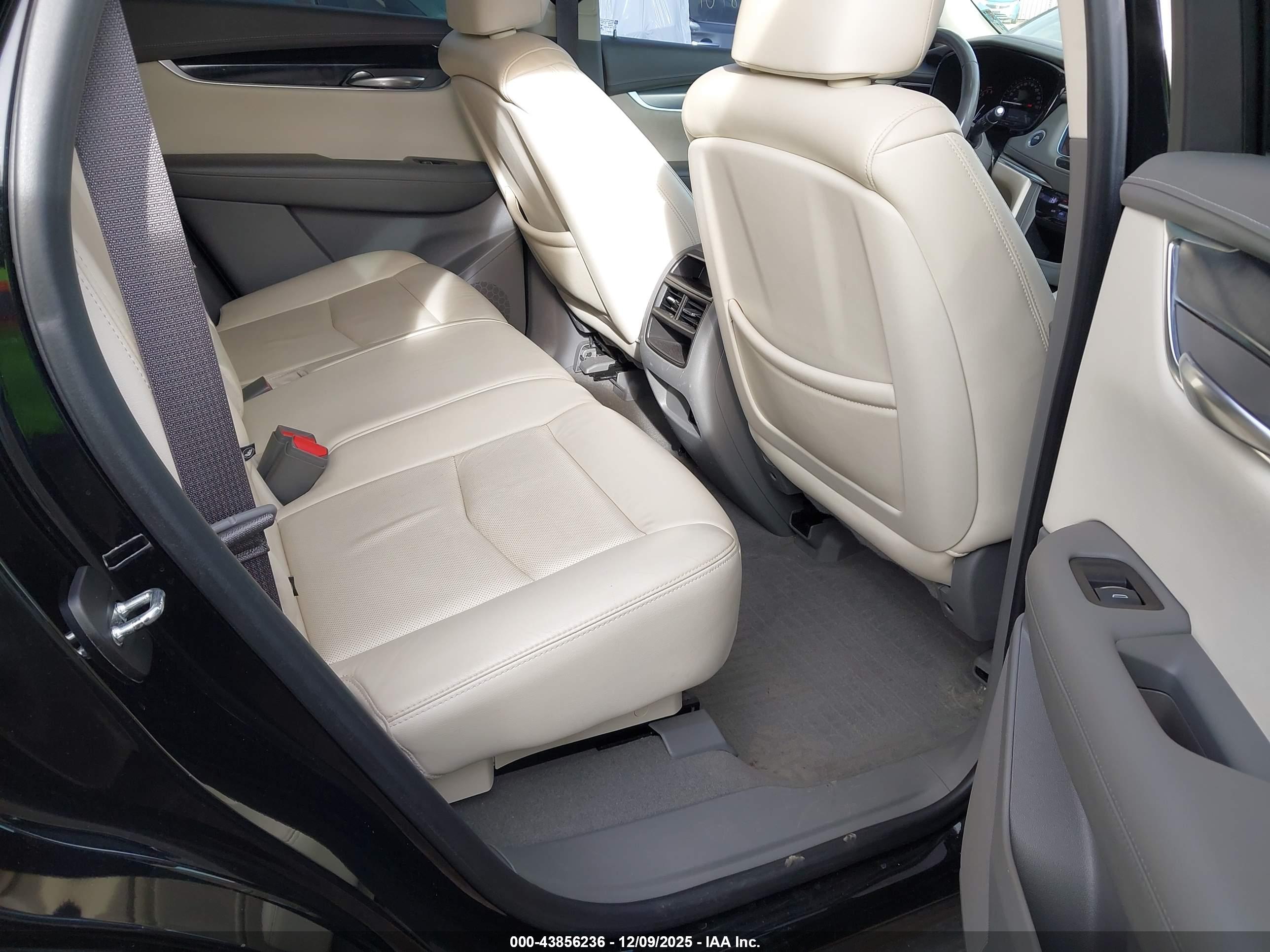 CADILLAC XT5 image 8