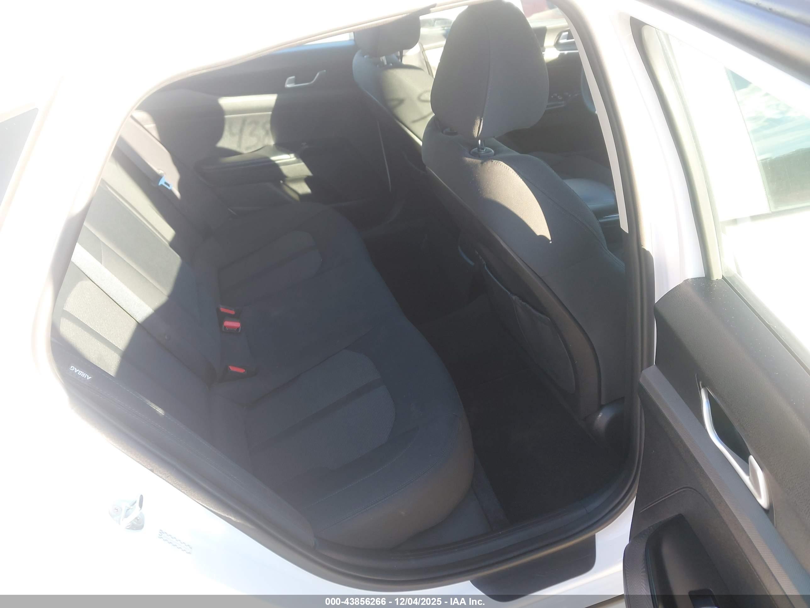 KIA K5 image 8
