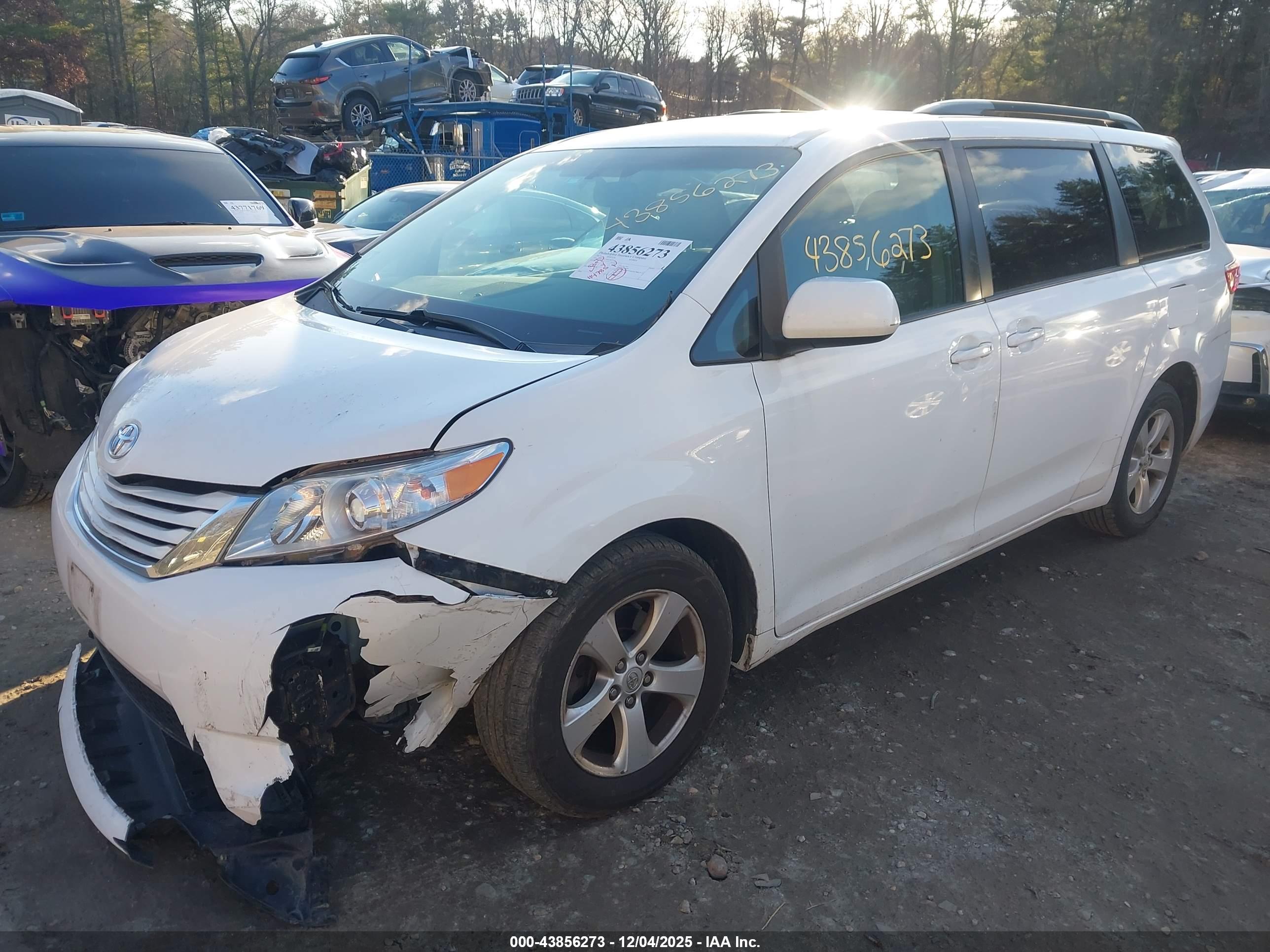 TOYOTA SIENNA image 2
