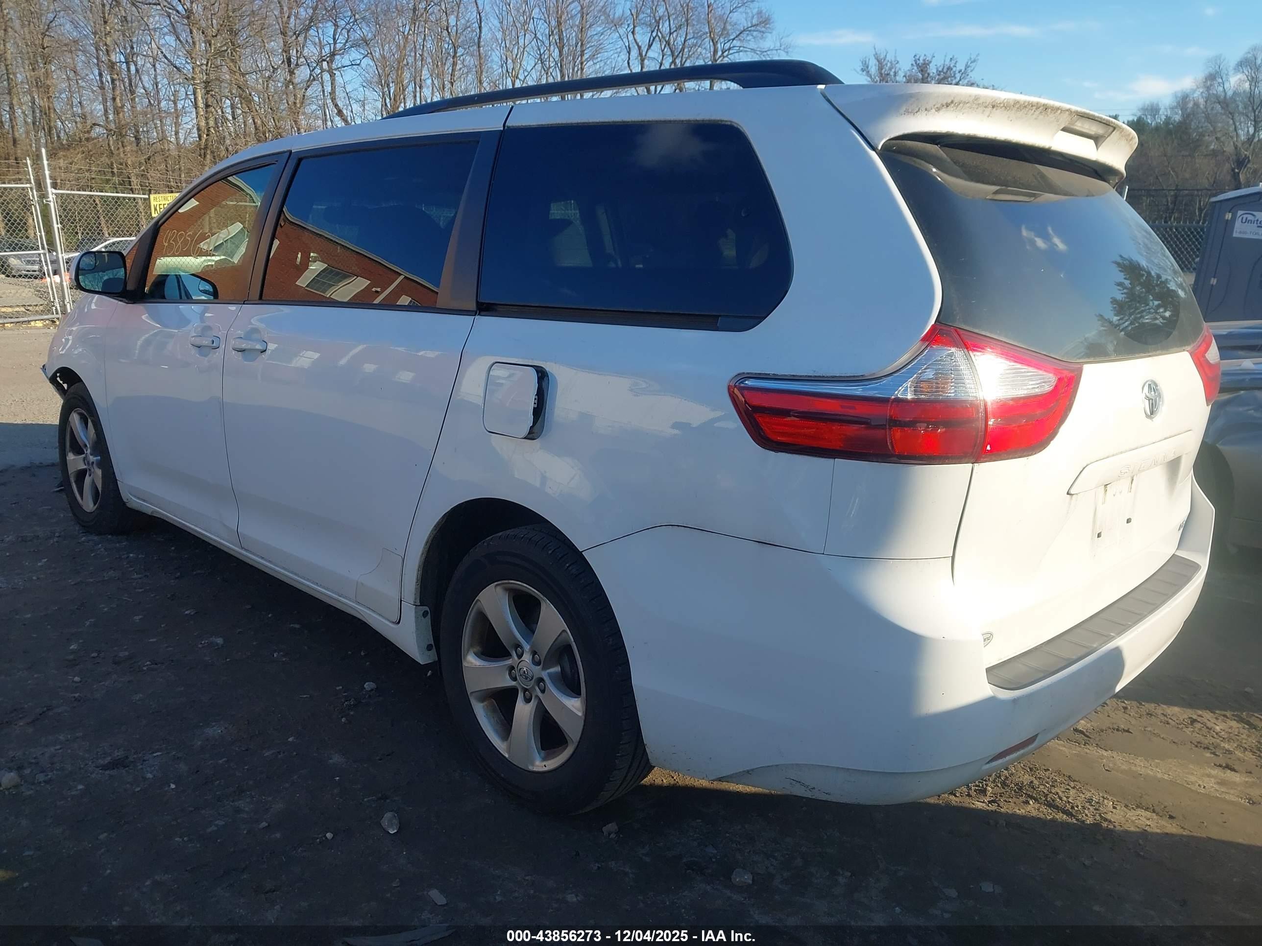 TOYOTA SIENNA image 3