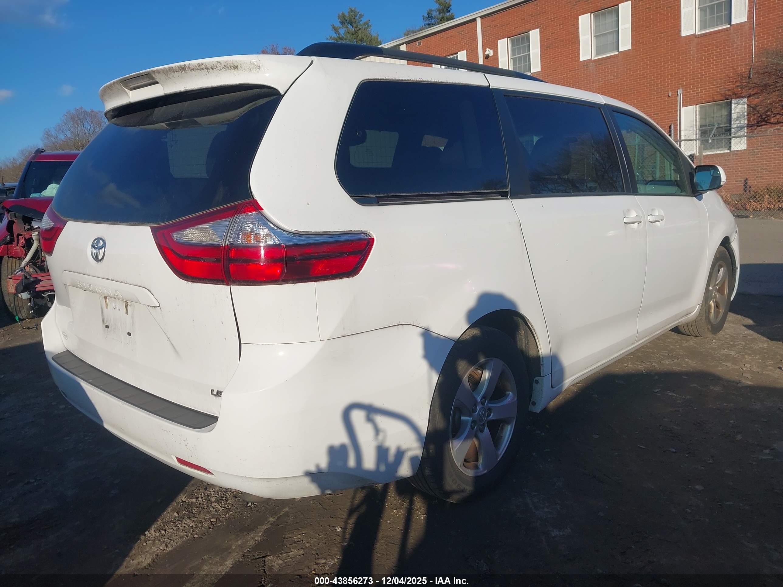 TOYOTA SIENNA image 4