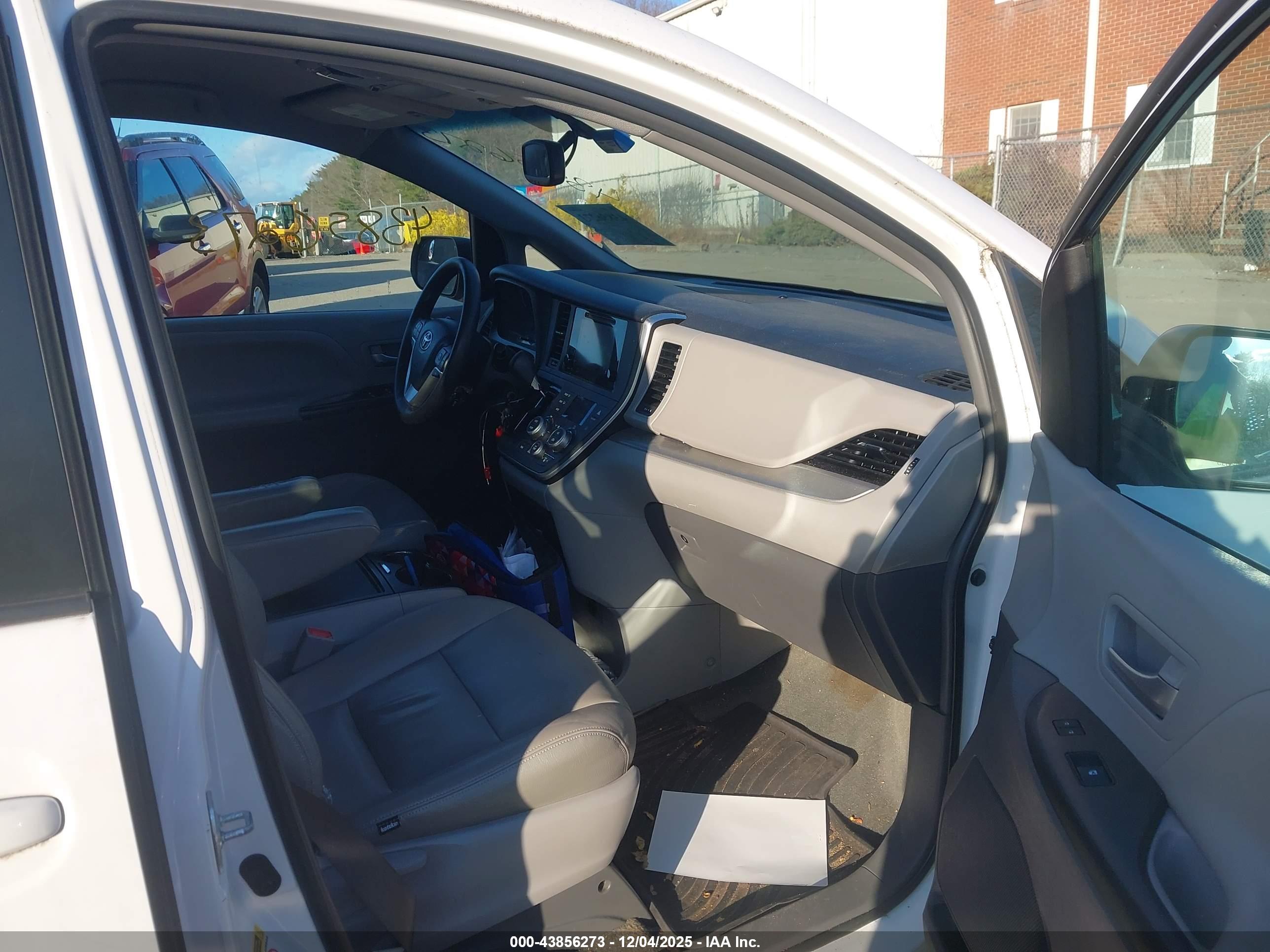TOYOTA SIENNA image 5