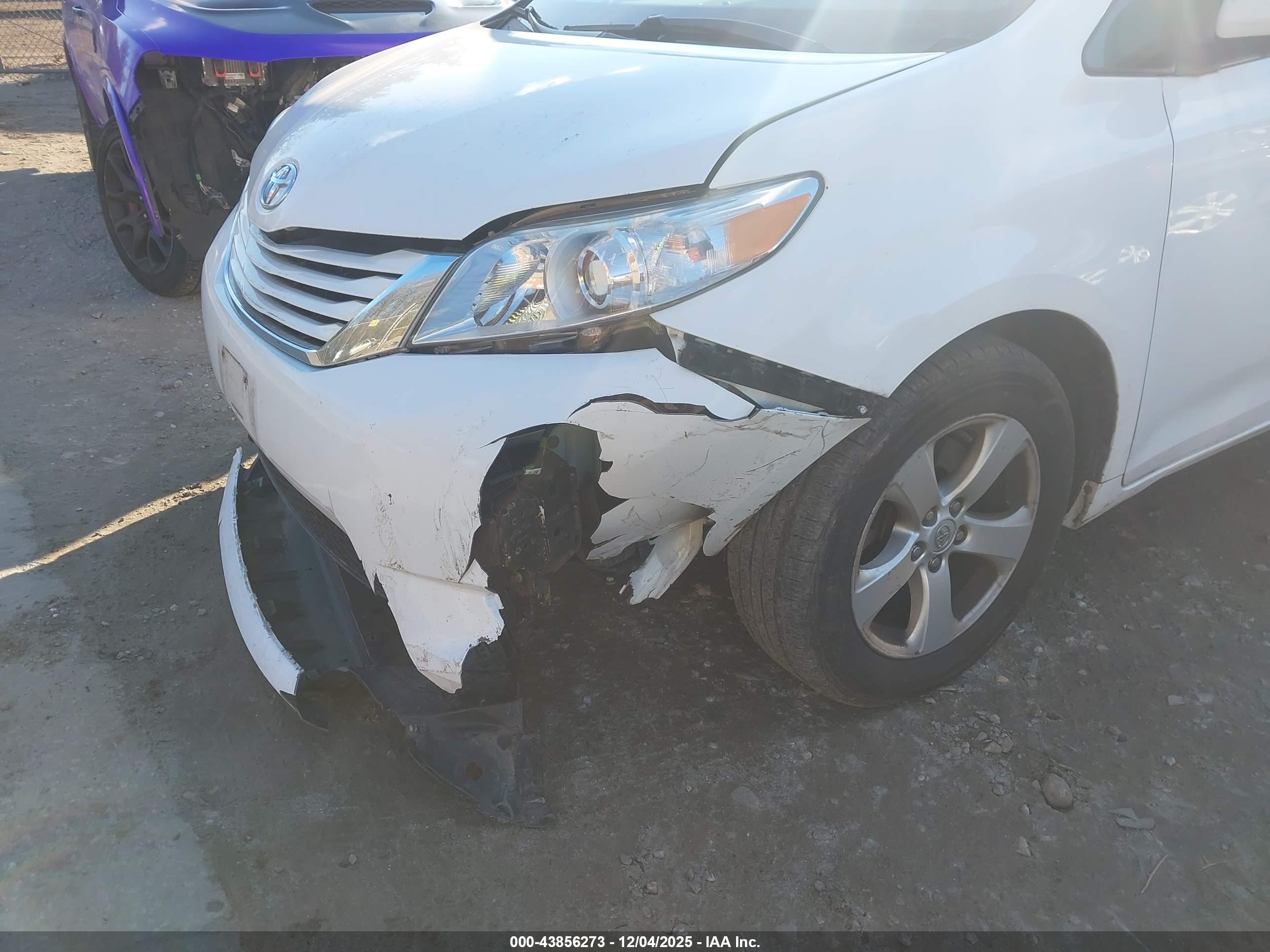 TOYOTA SIENNA image 6