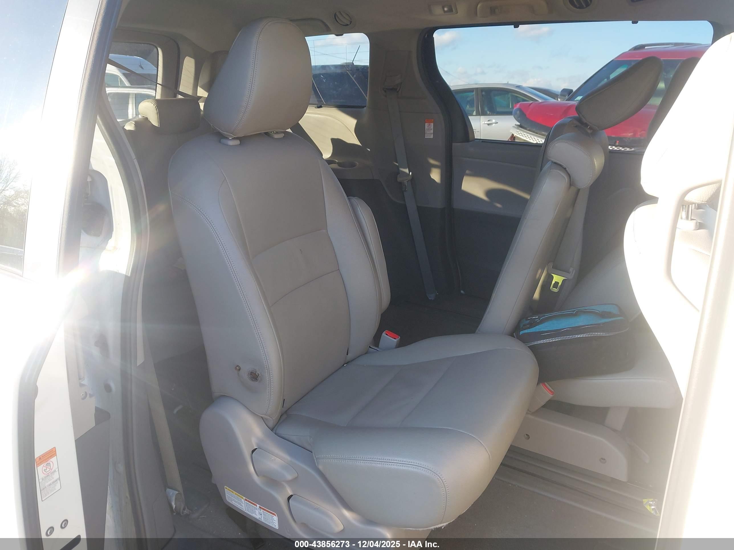 TOYOTA SIENNA image 8