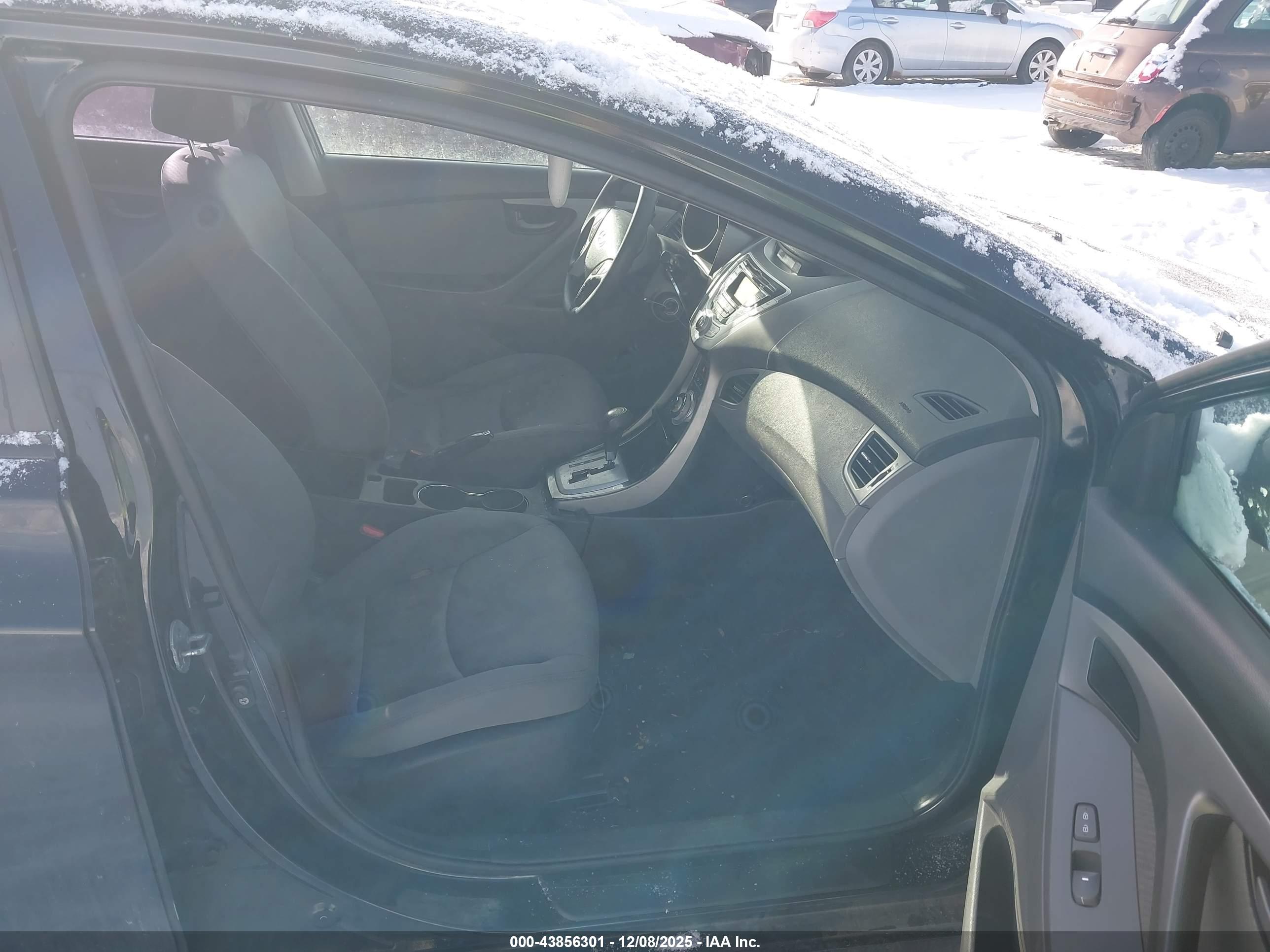 HYUNDAI ELANTRA image 5