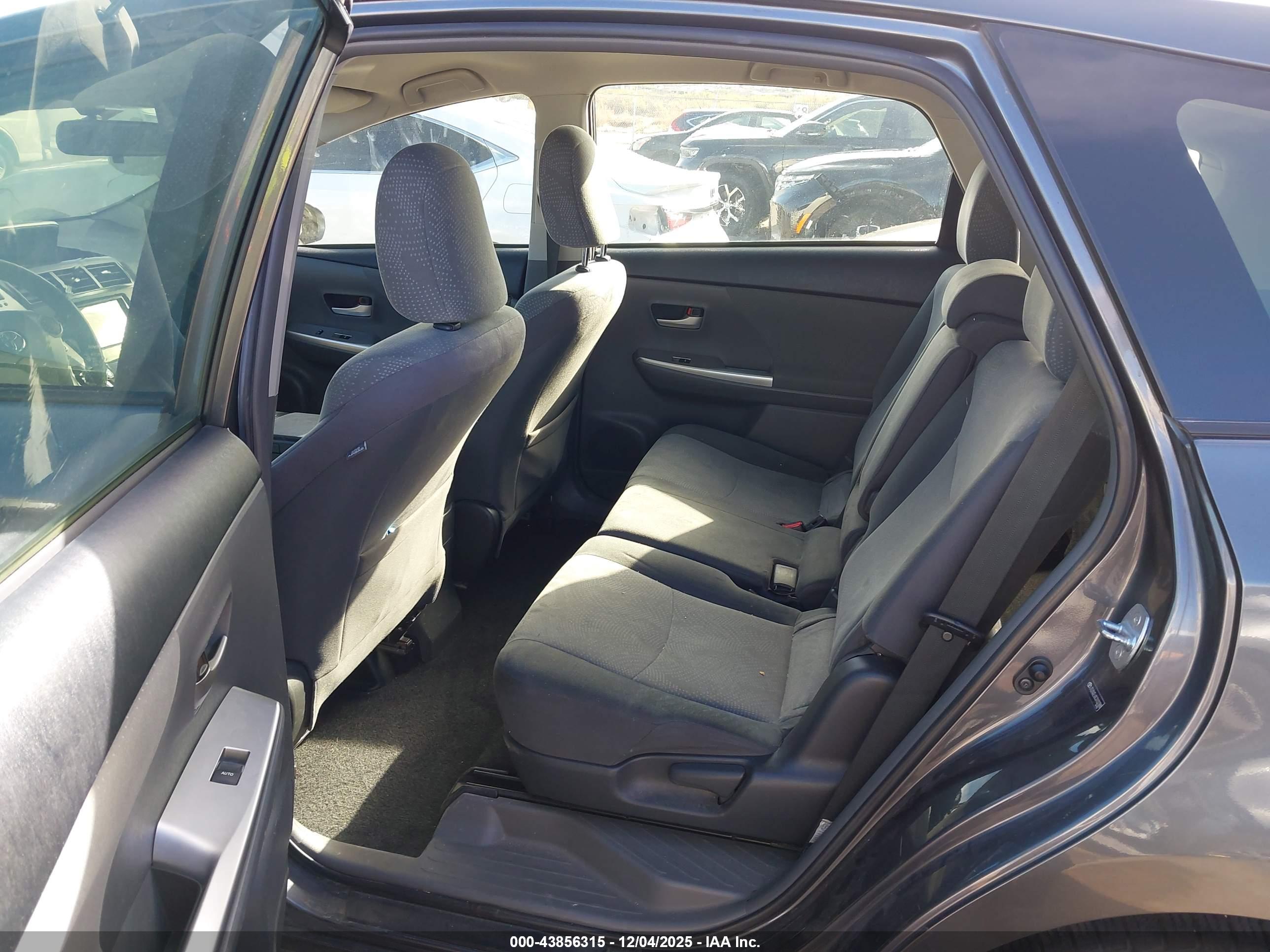 TOYOTA PRIUS image 8