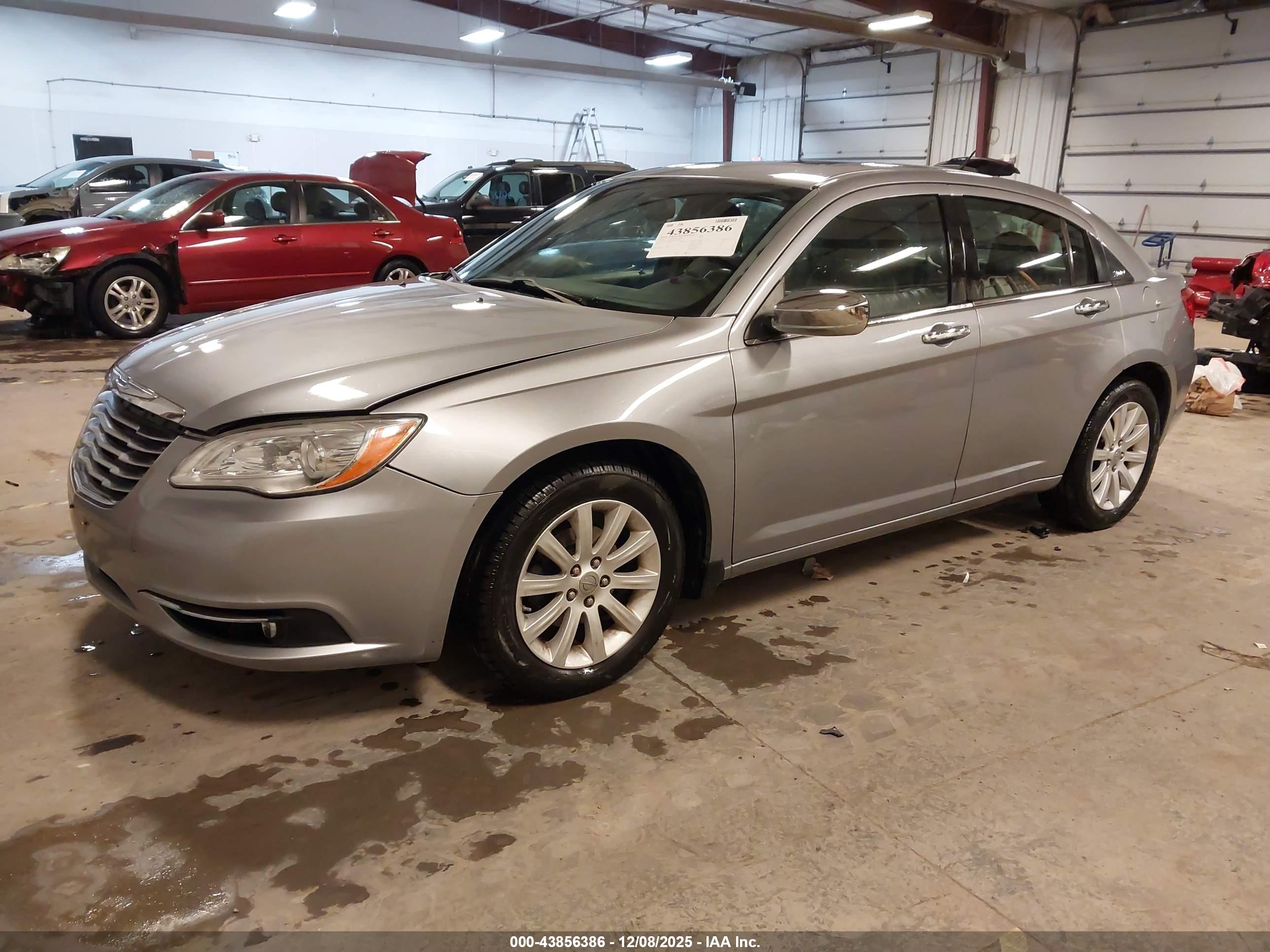 CHRYSLER 200 image 2