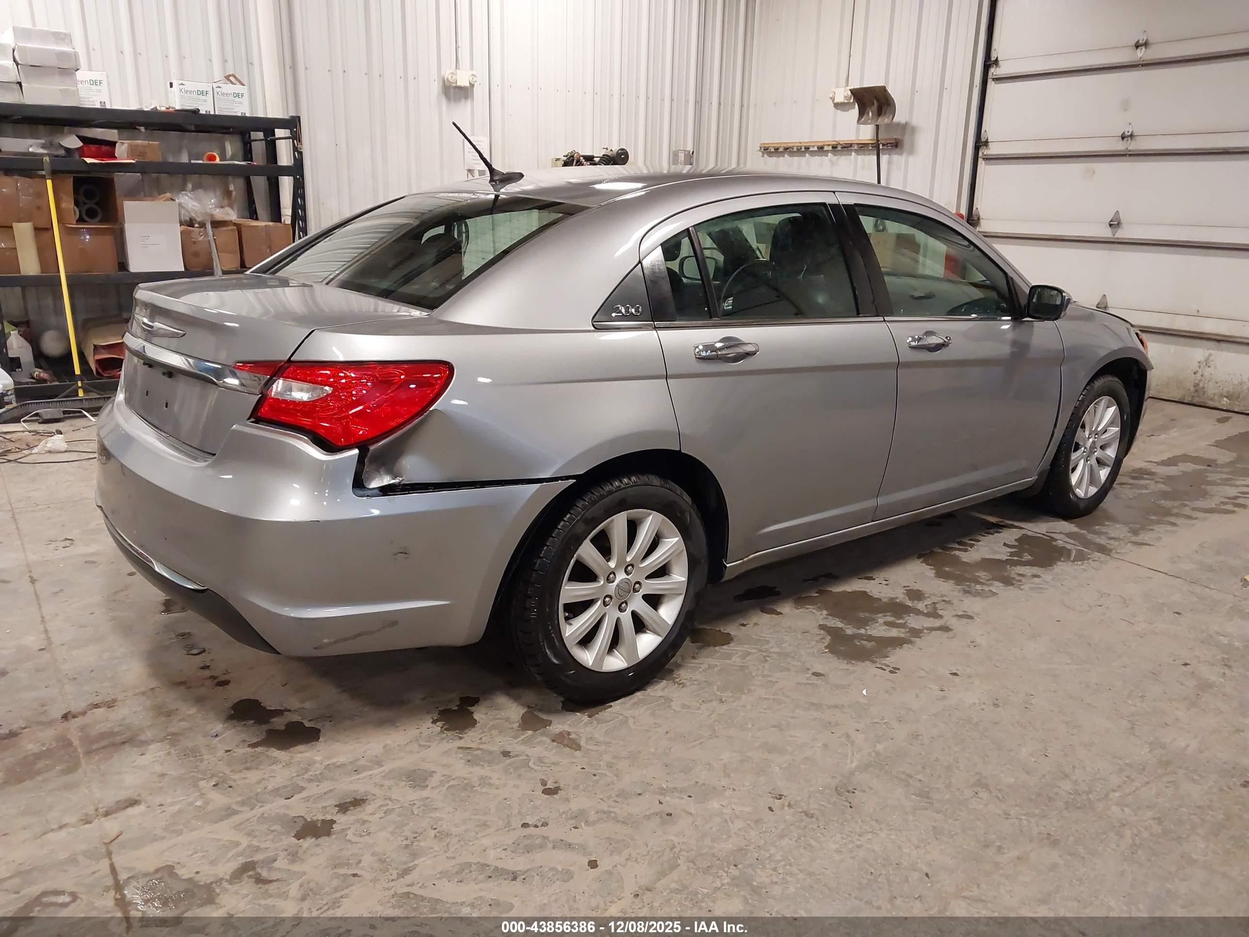 CHRYSLER 200 image 4