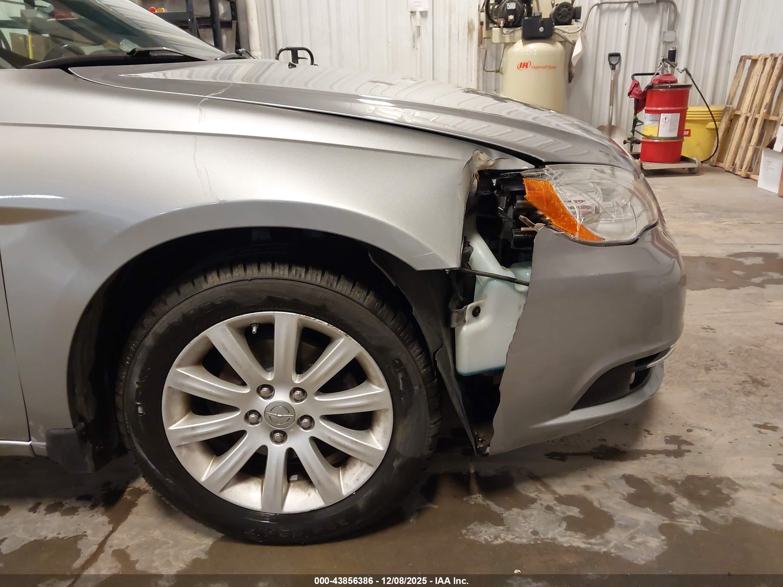CHRYSLER 200 image 6