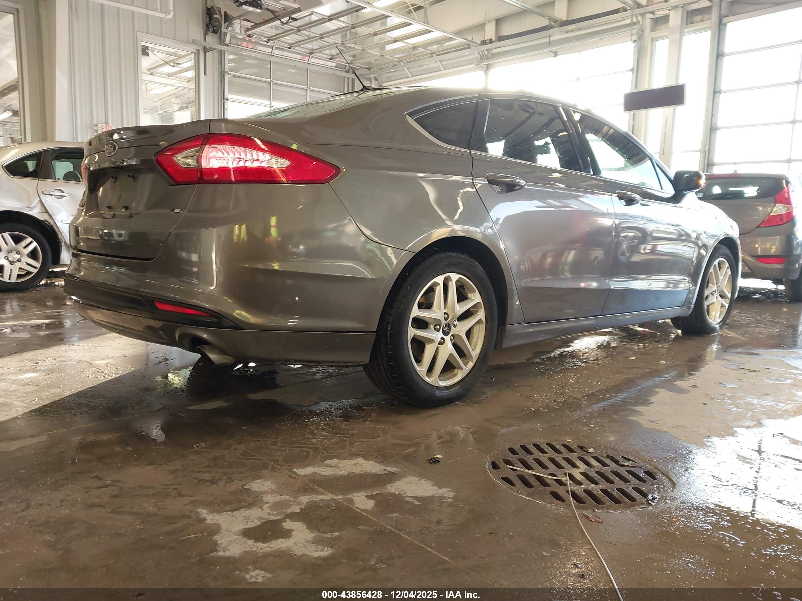 FORD FUSION image 4