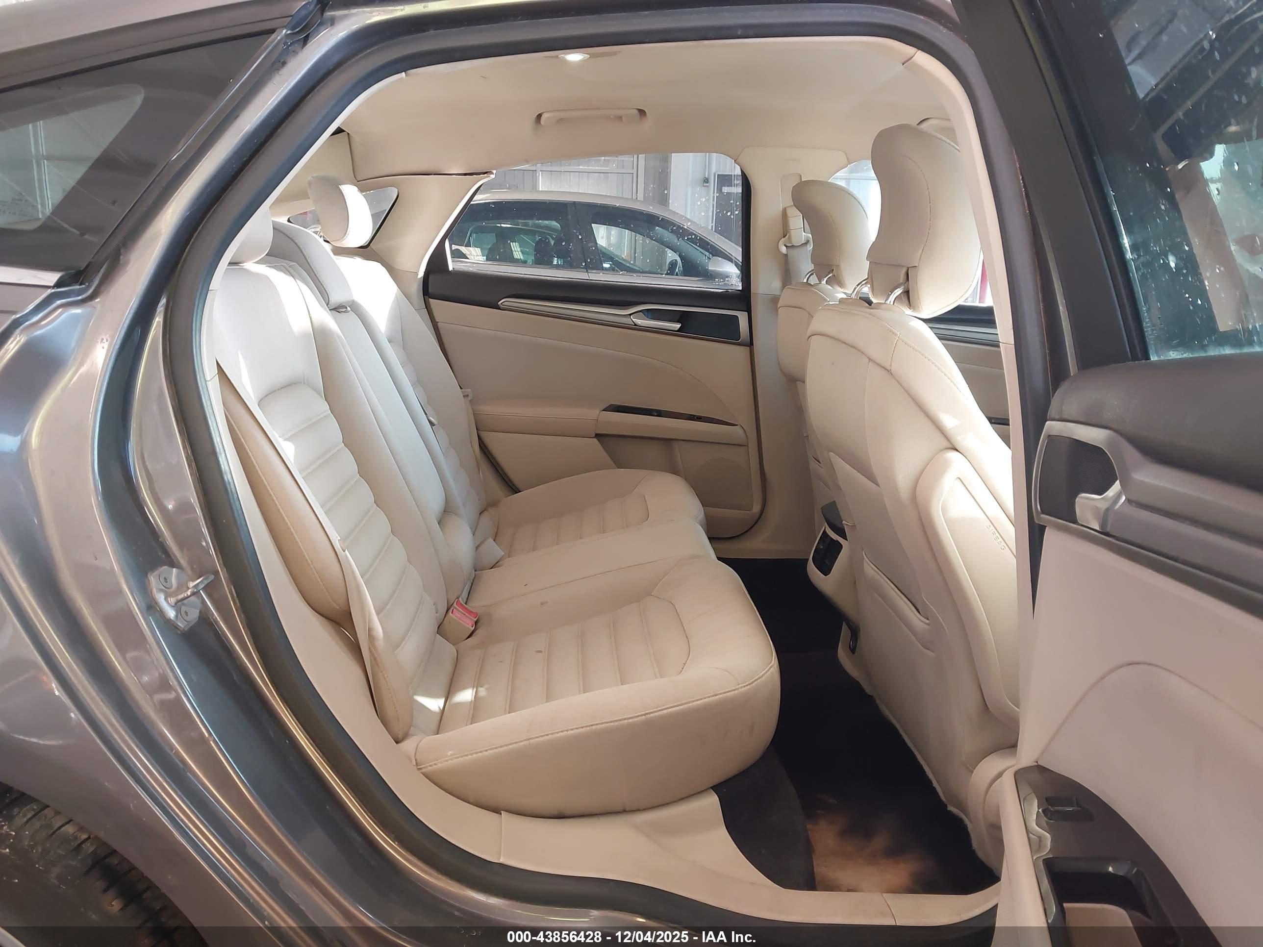 FORD FUSION image 8