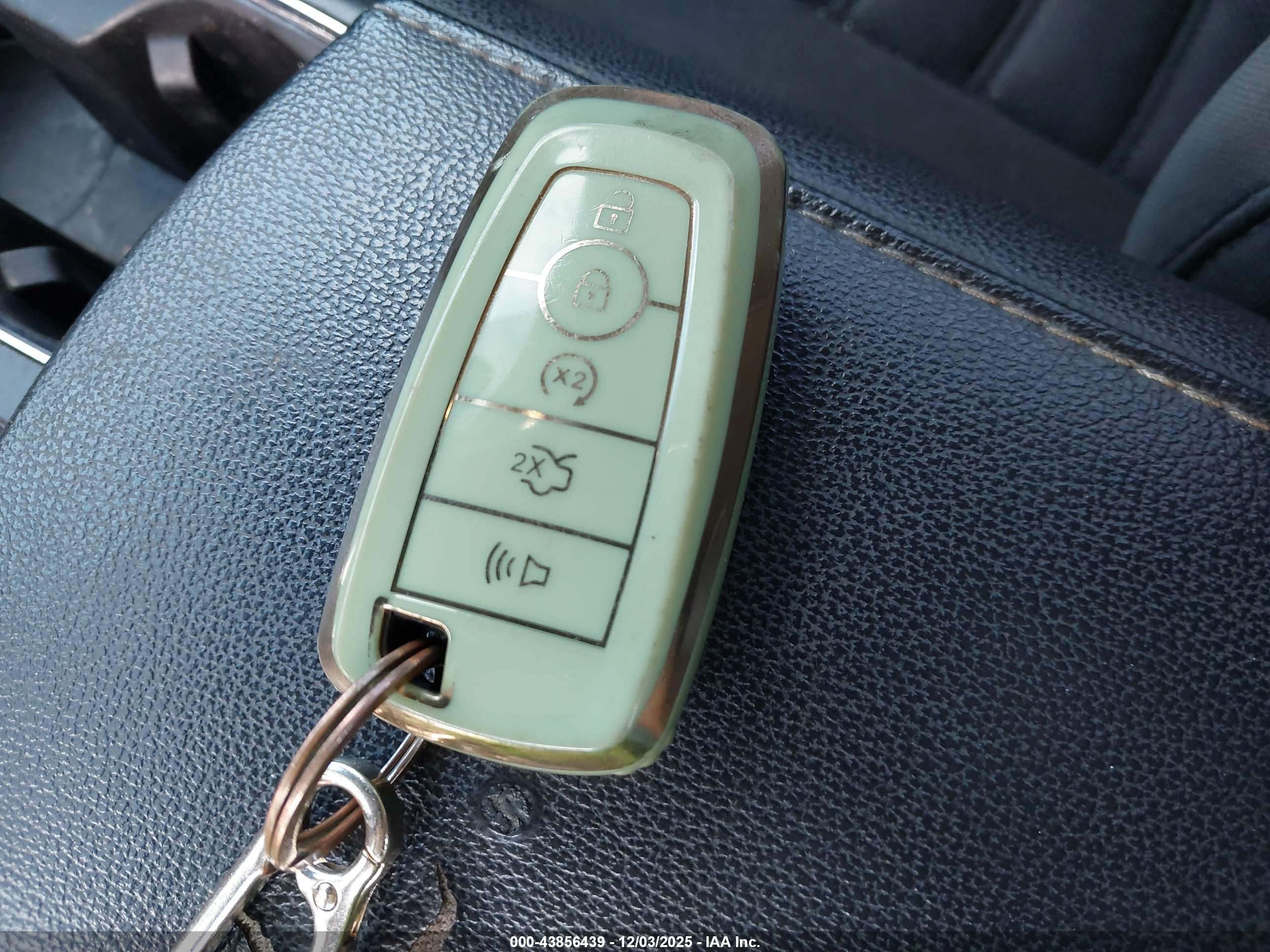 FORD FUSION image 11