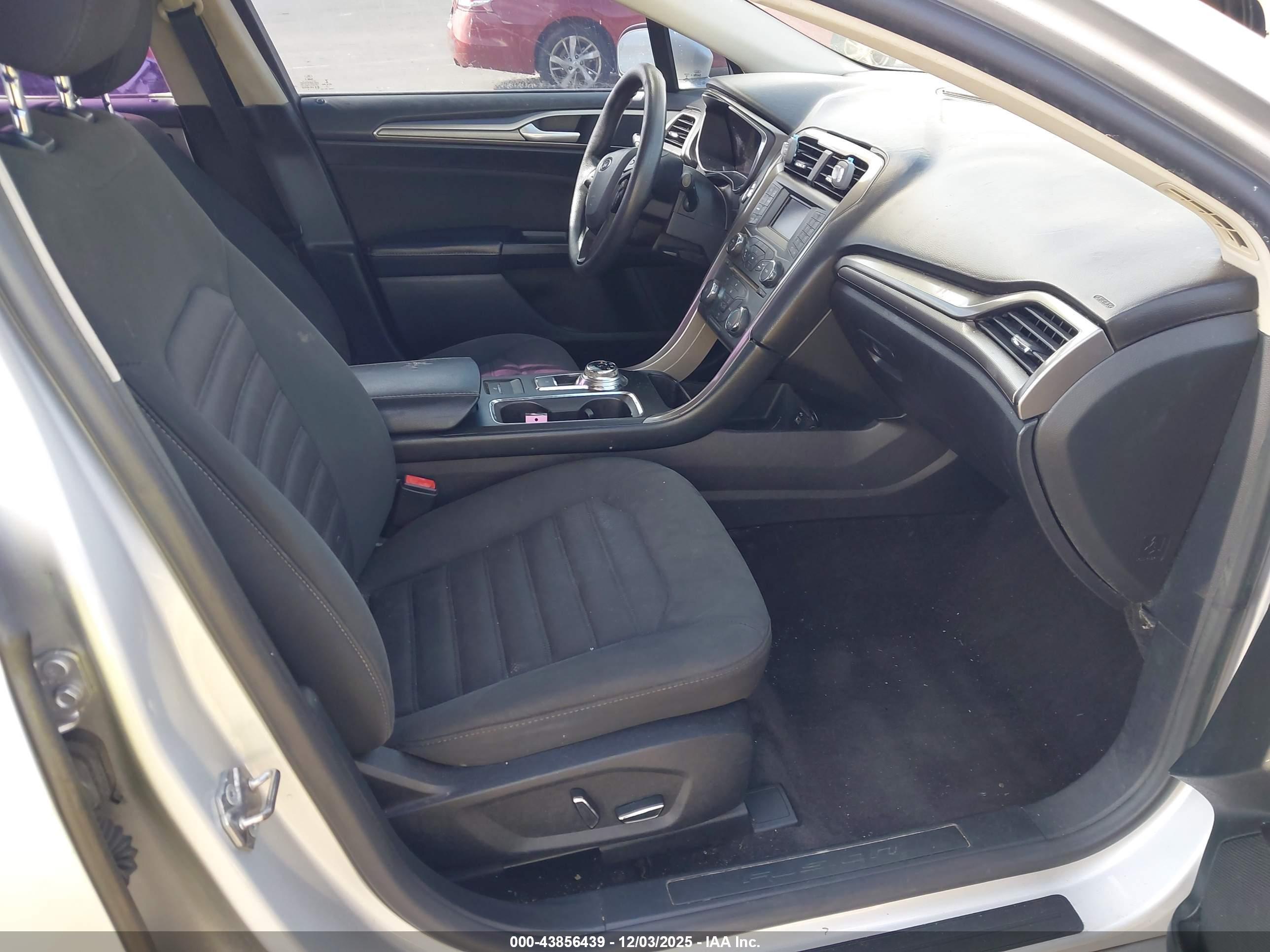 FORD FUSION image 5
