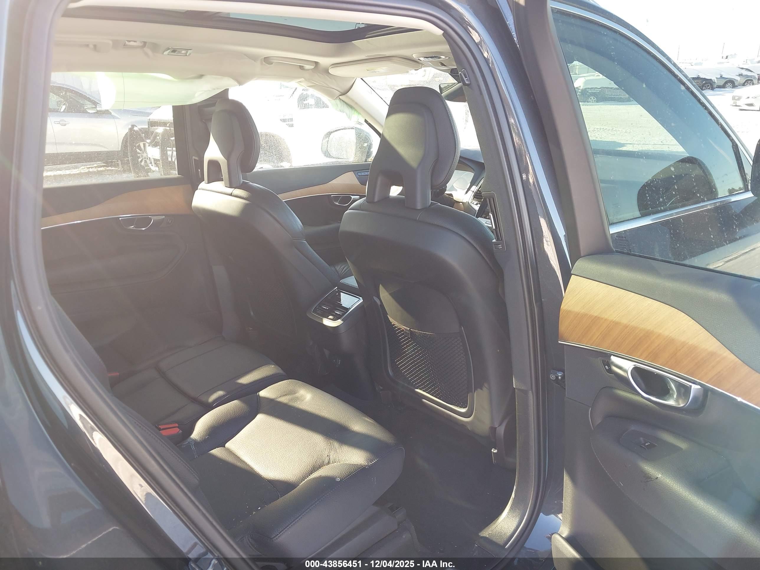 VOLVO XC90 image 8