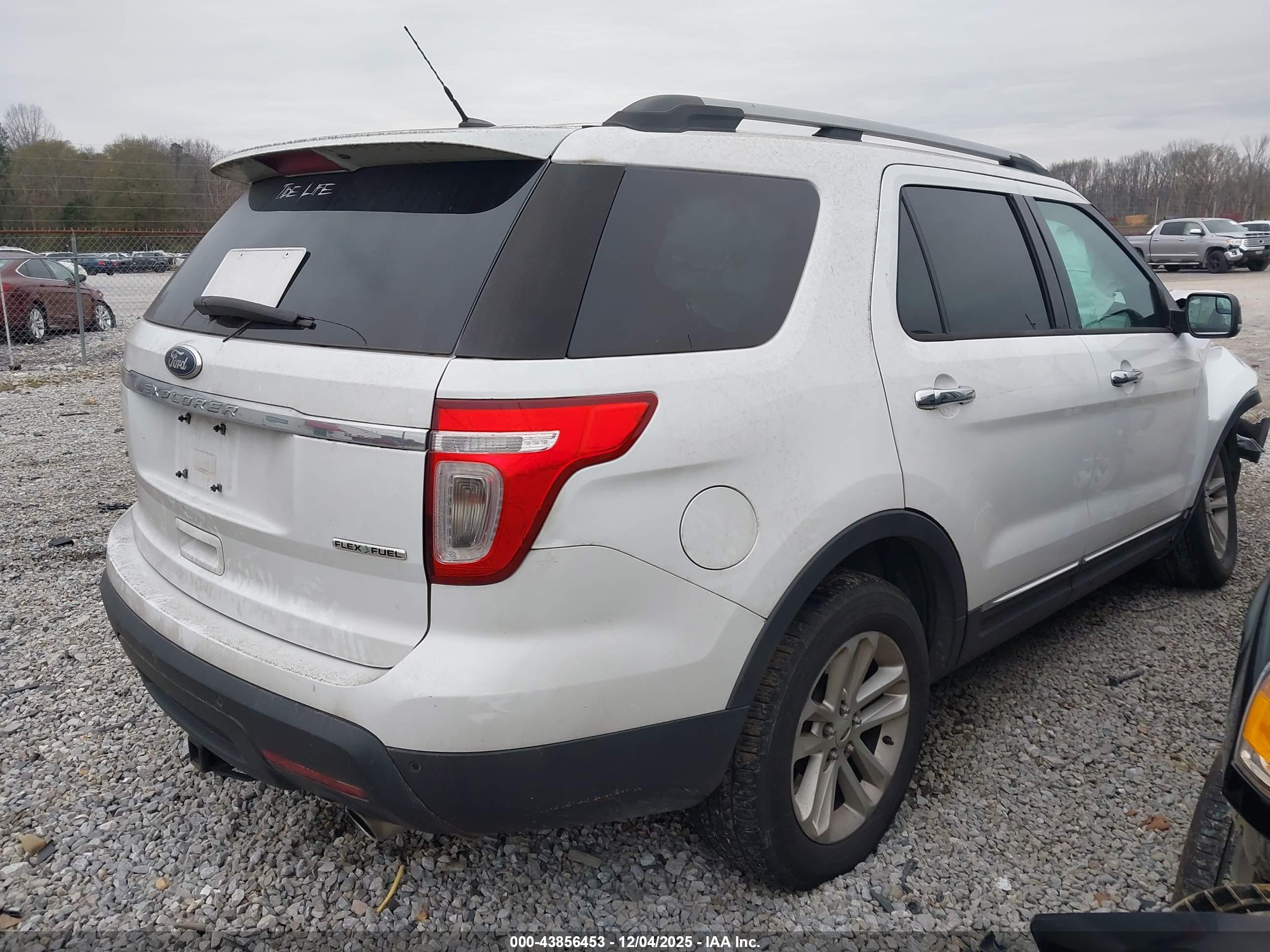 FORD EXPLORER image 4