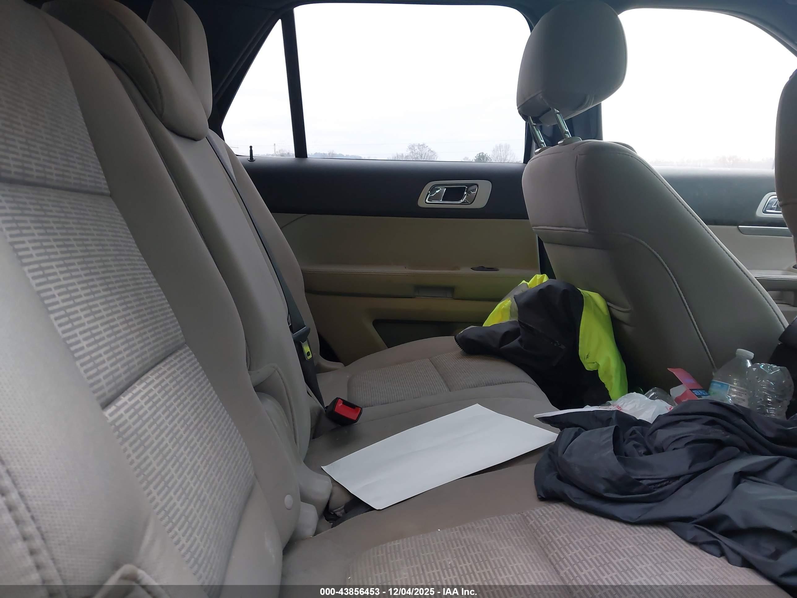 FORD EXPLORER image 8