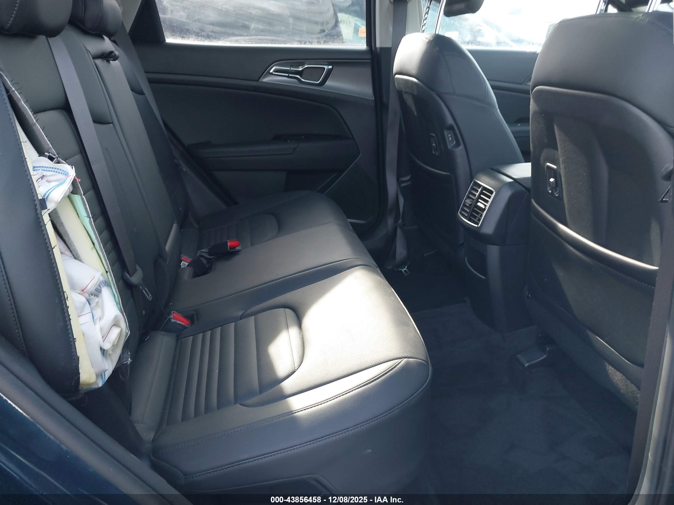 KIA SPORTAGE image 8