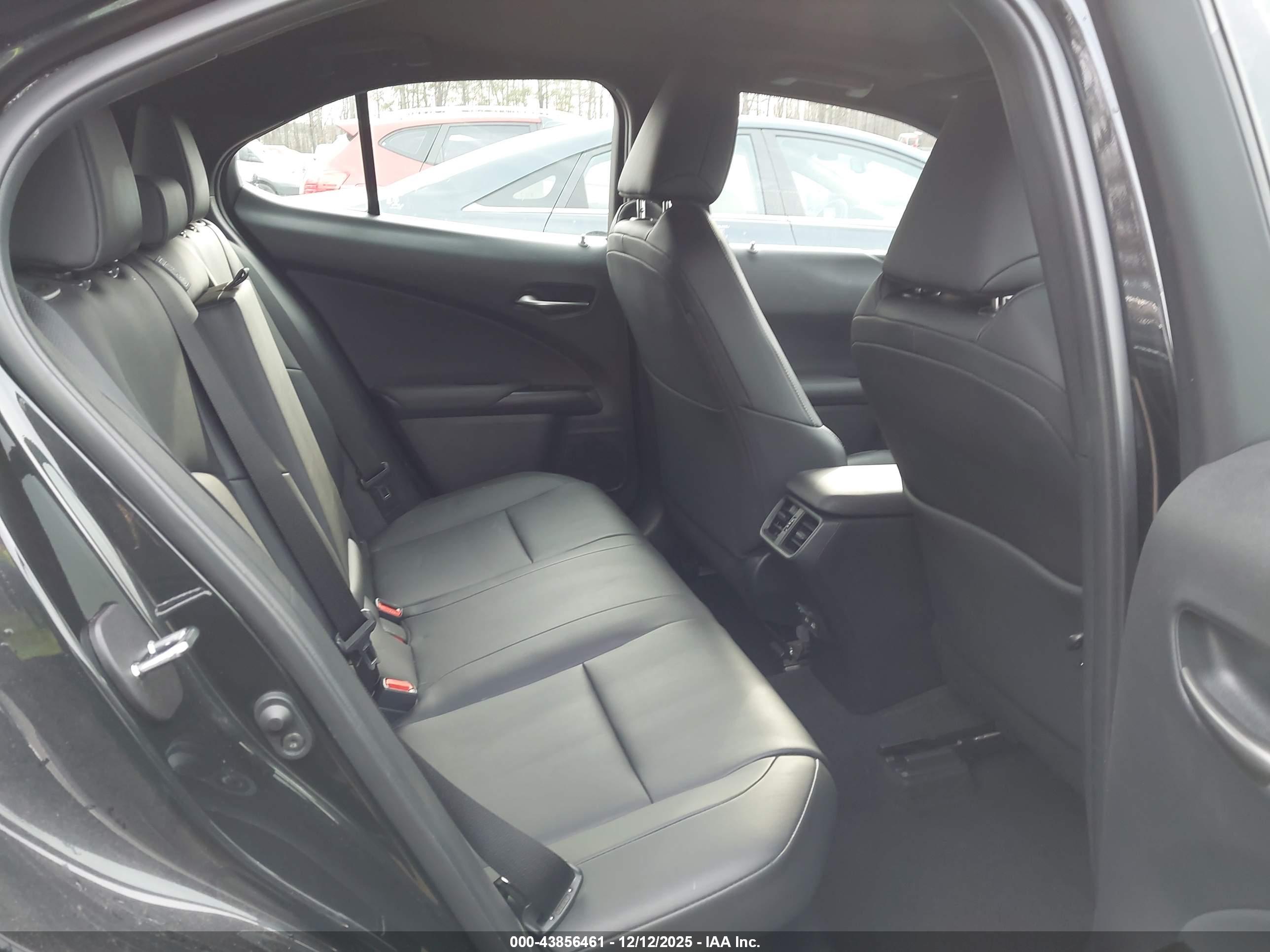 LEXUS UX image 8