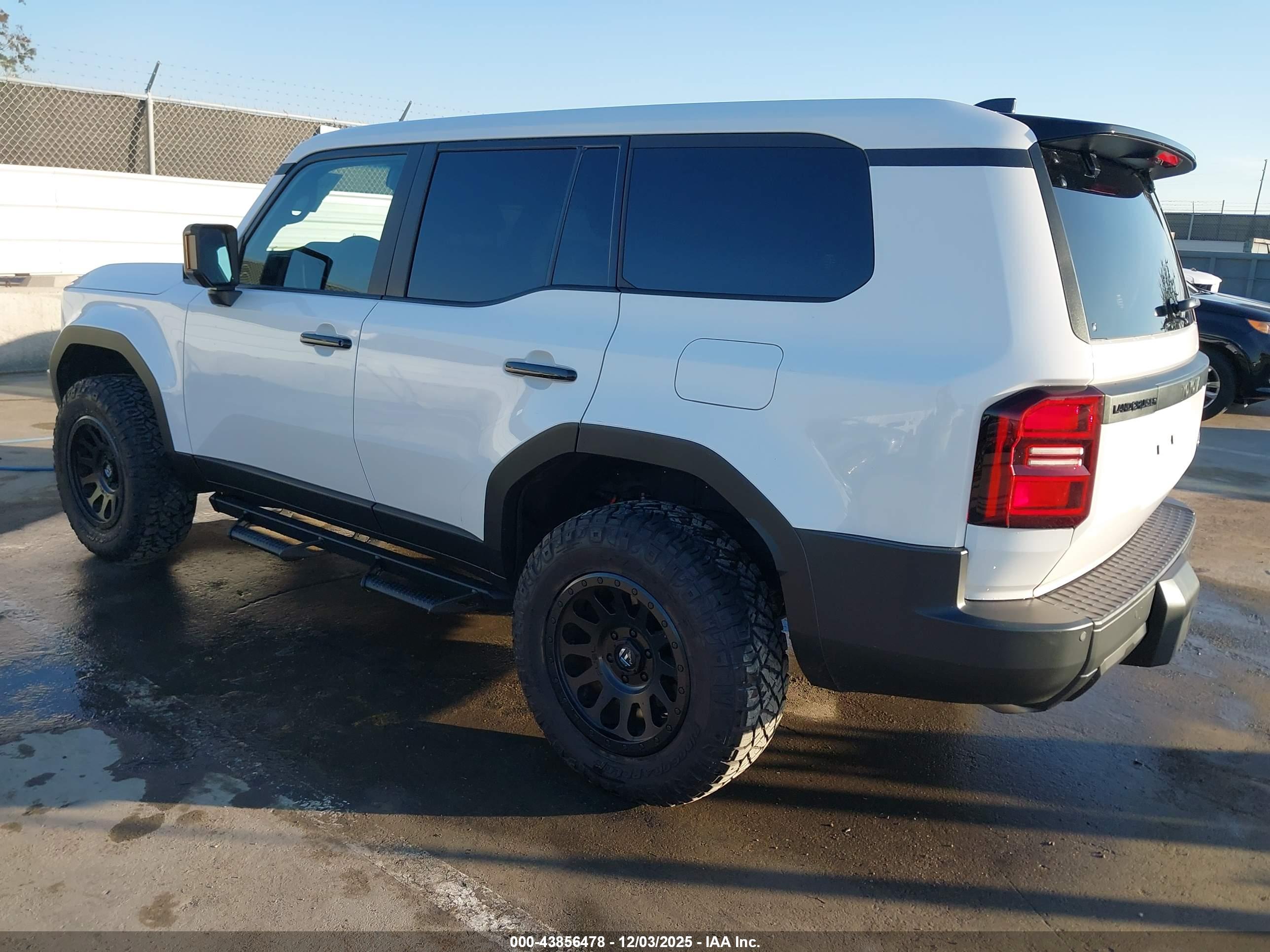 TOYOTA LAND image 3