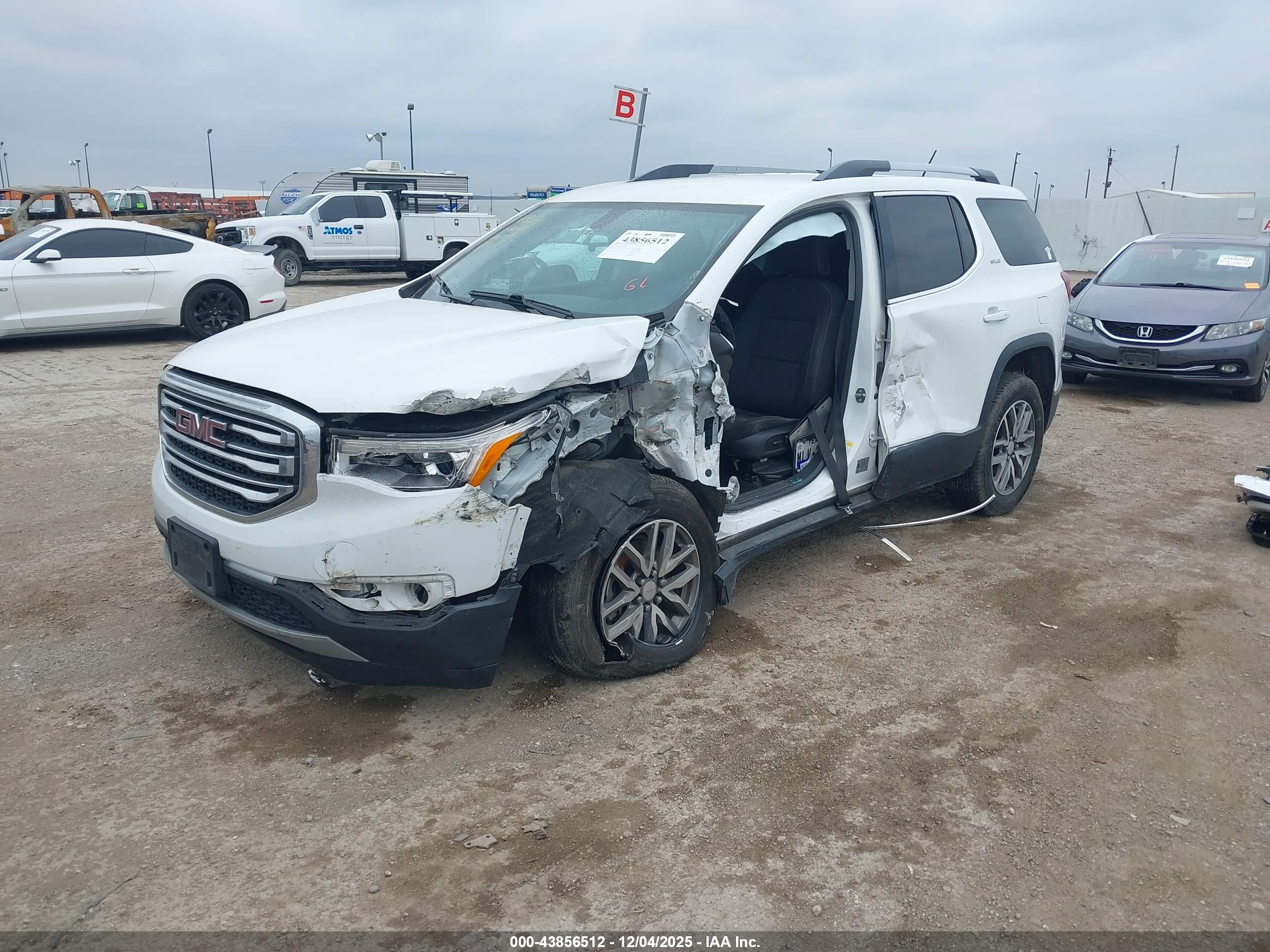 GMC ACADIA image 2