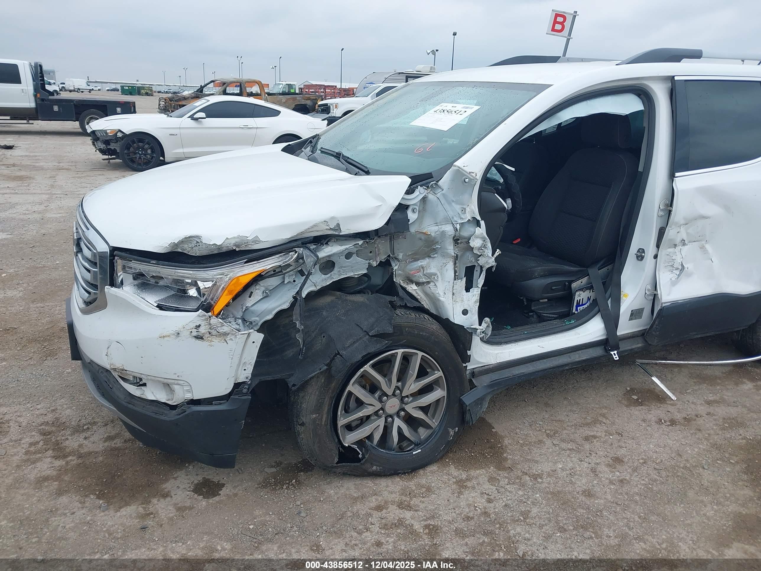GMC ACADIA image 6