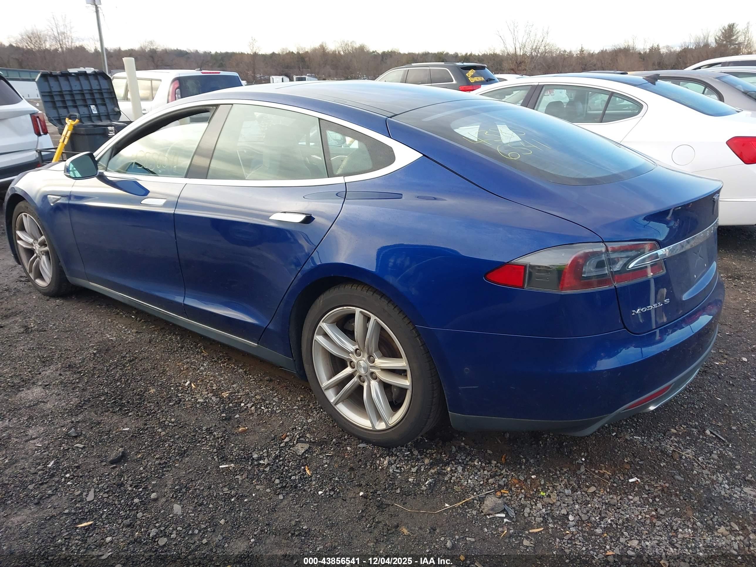 TESLA MODEL image 3