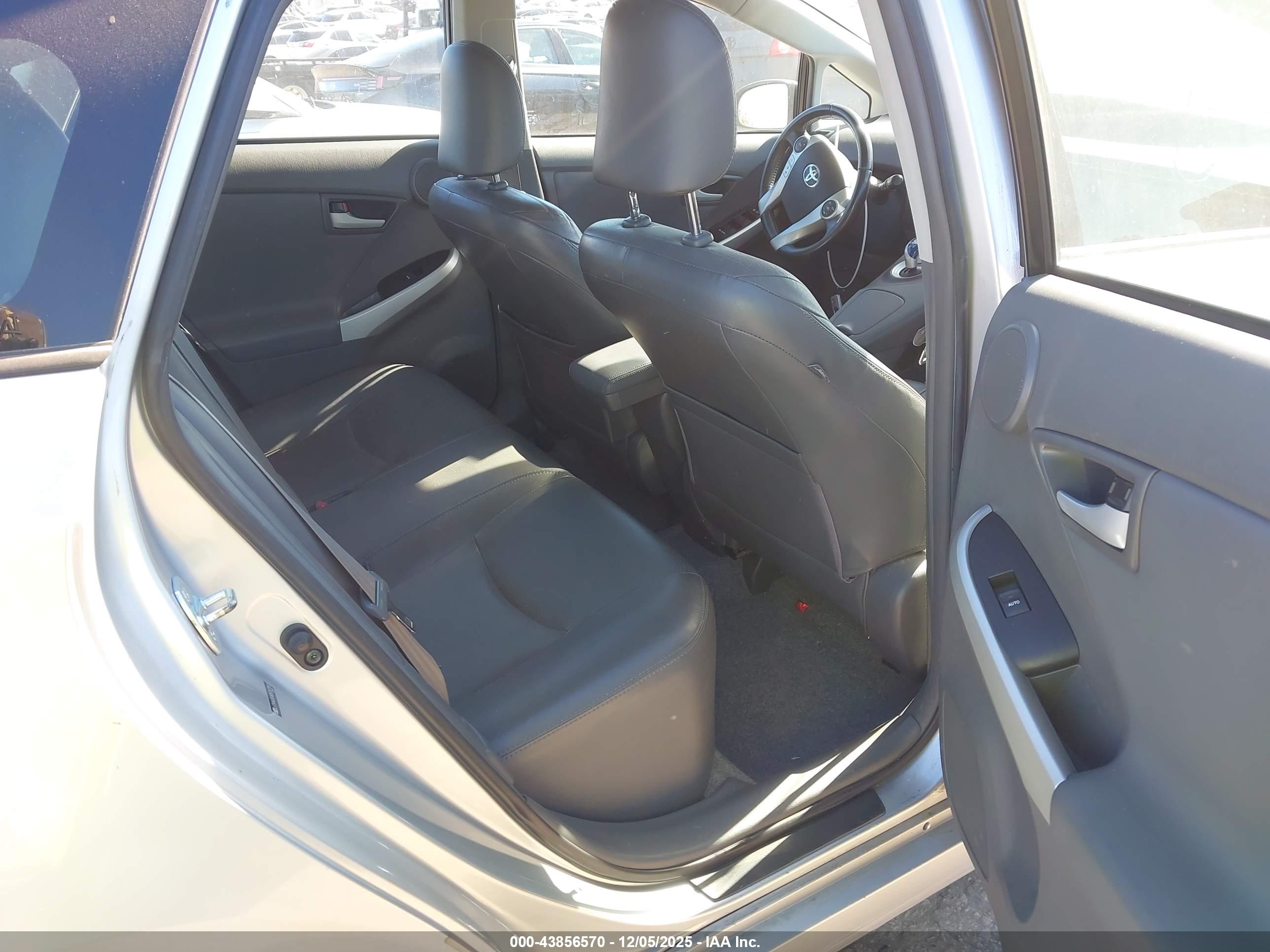 TOYOTA PRIUS image 8