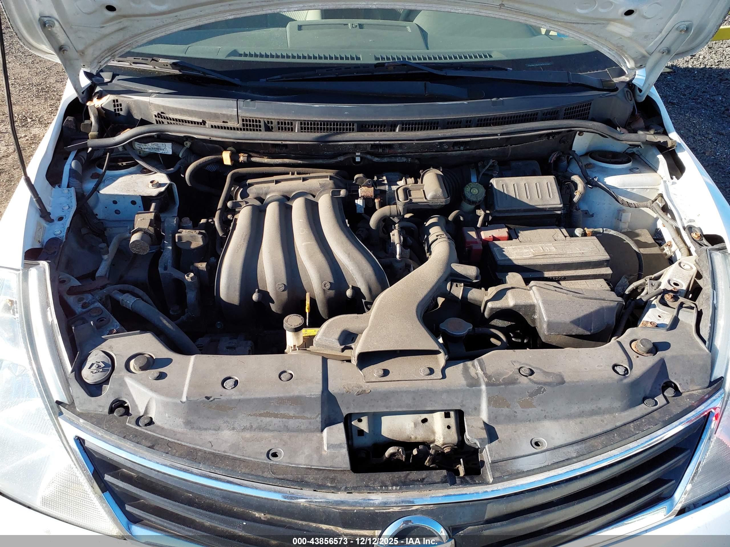 NISSAN VERSA image 10