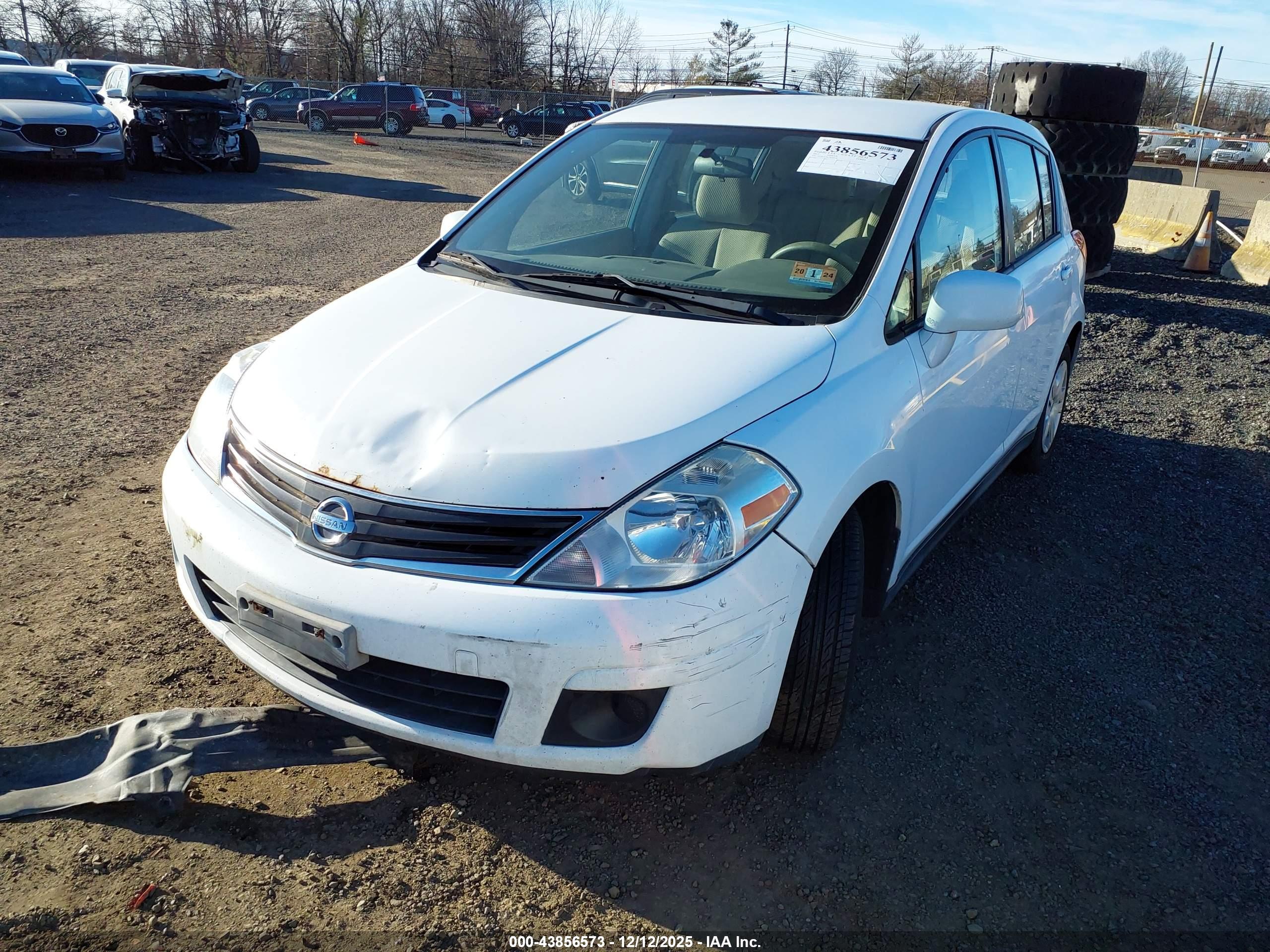 NISSAN VERSA image 2