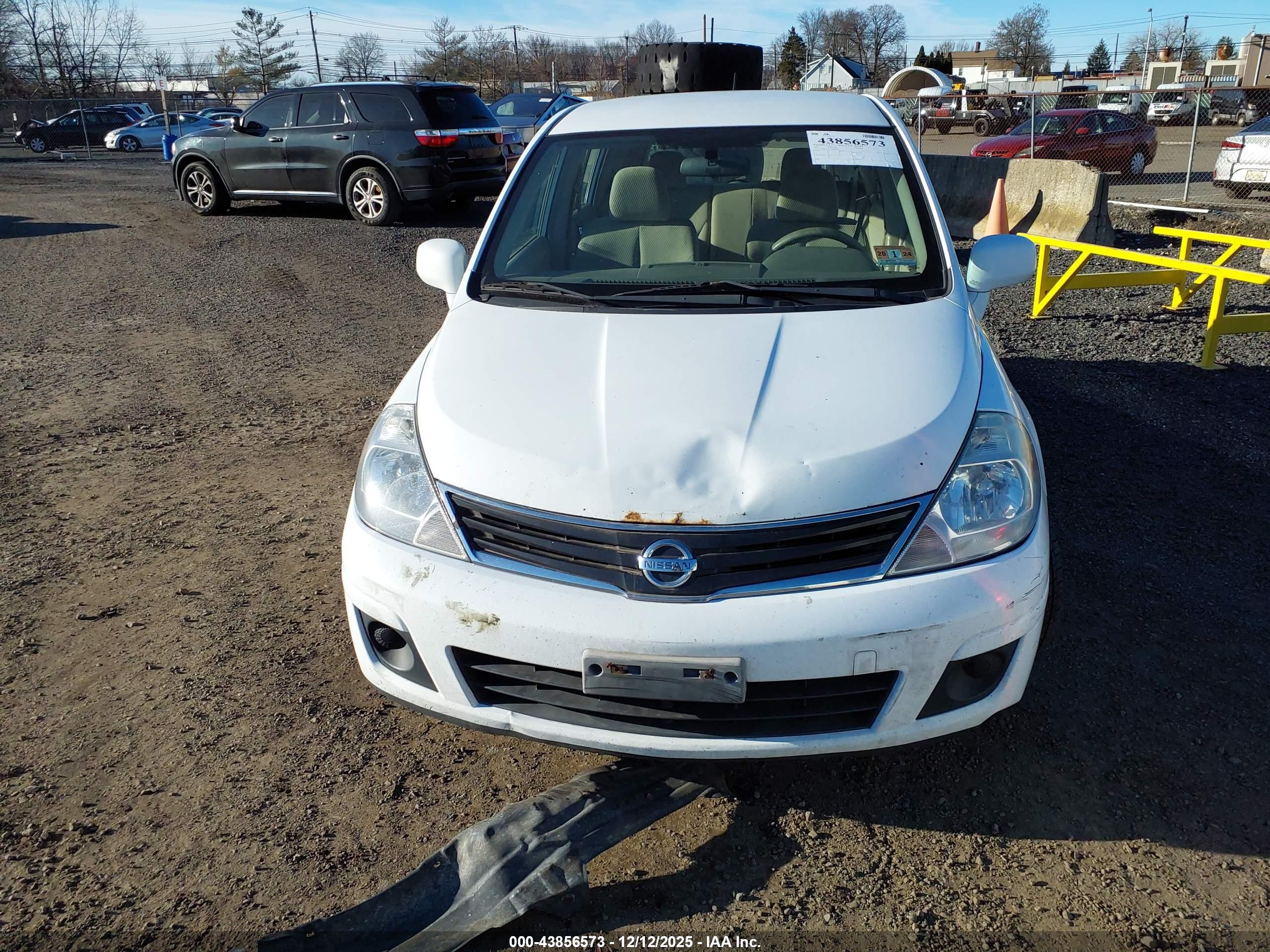 NISSAN VERSA image 6