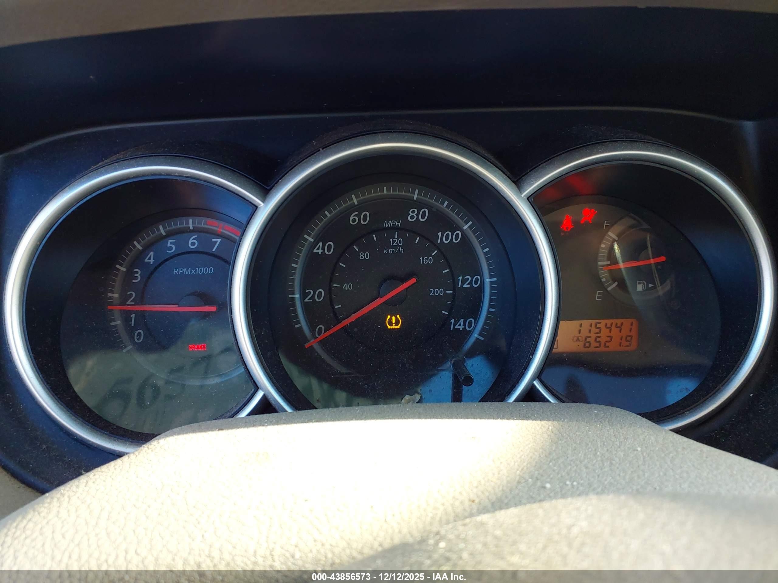 NISSAN VERSA image 7