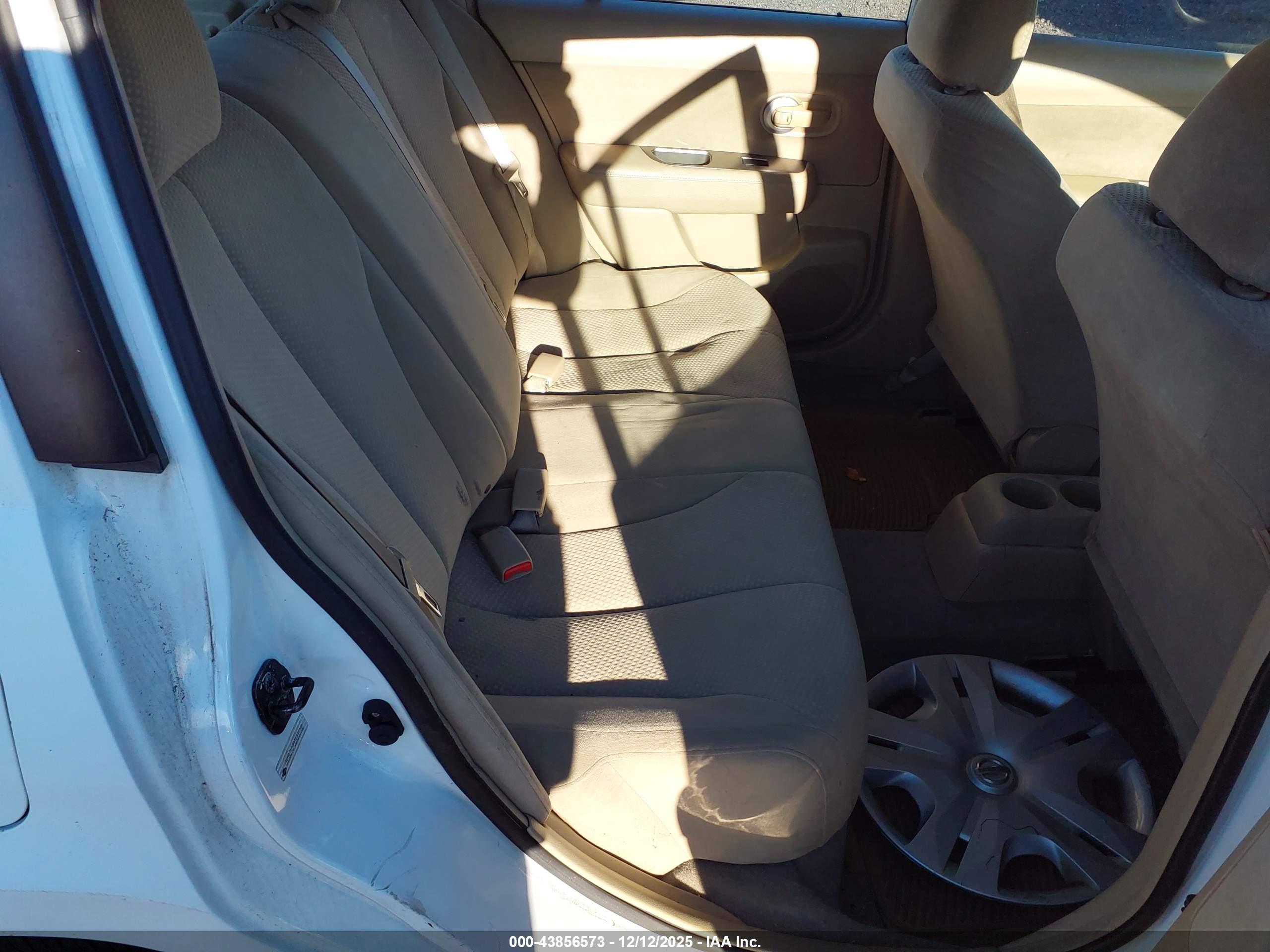 NISSAN VERSA image 8