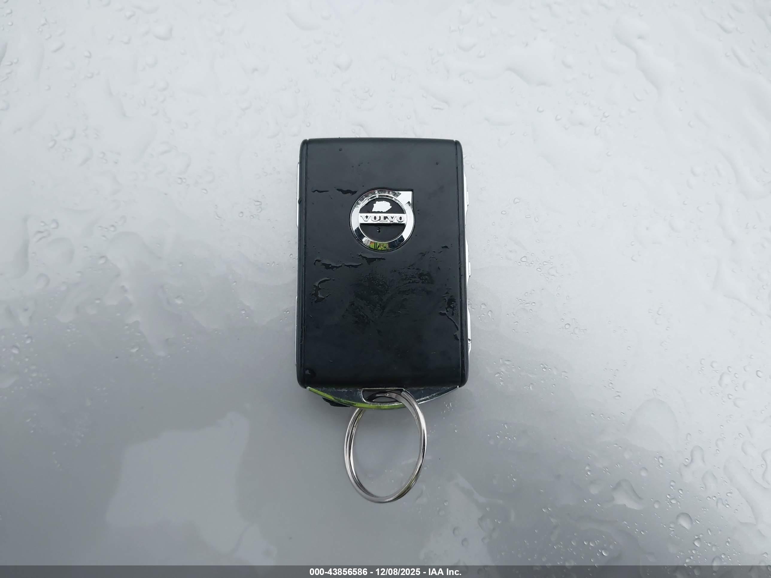 VOLVO C40 image 11