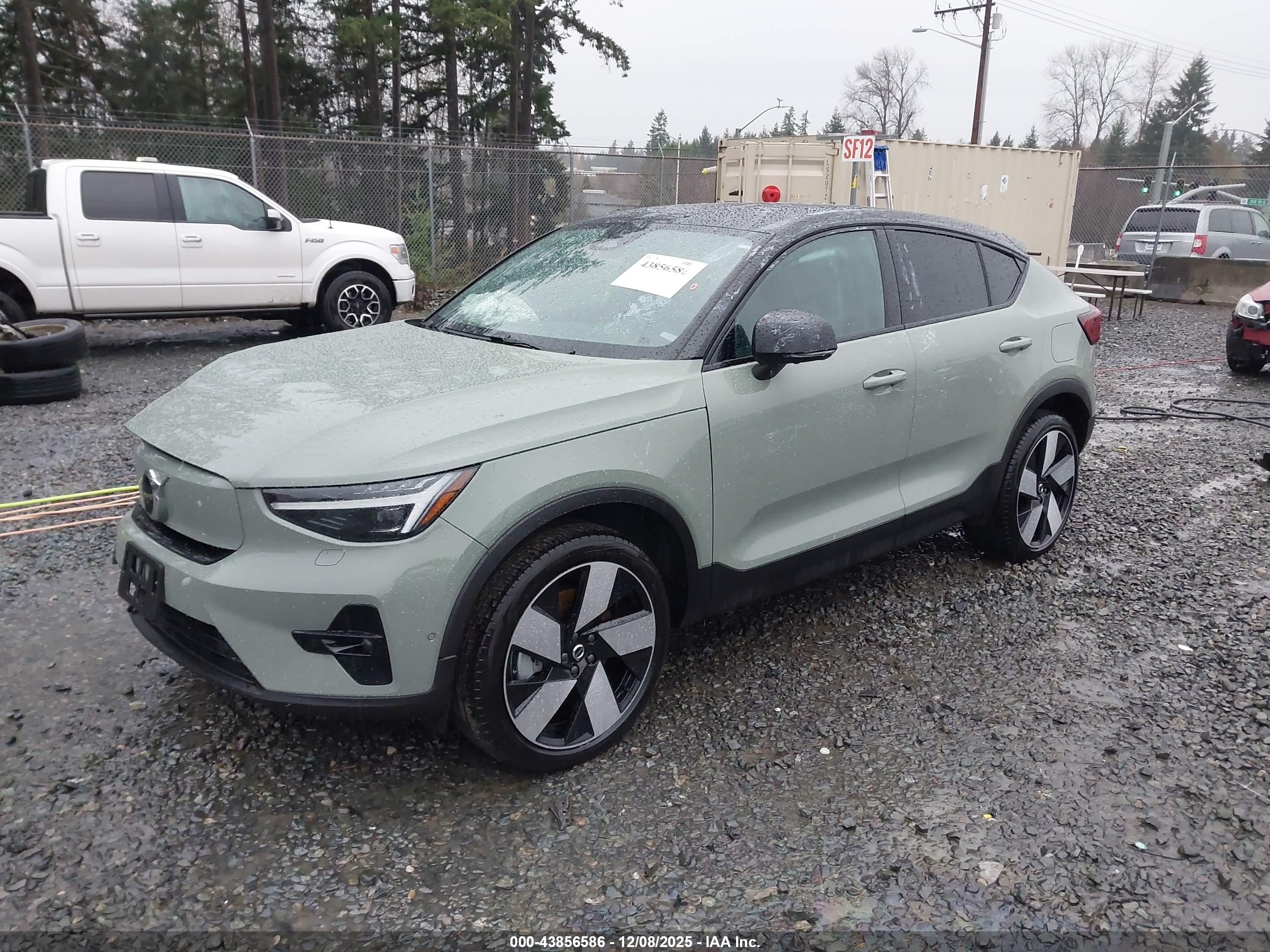 VOLVO C40 image 2