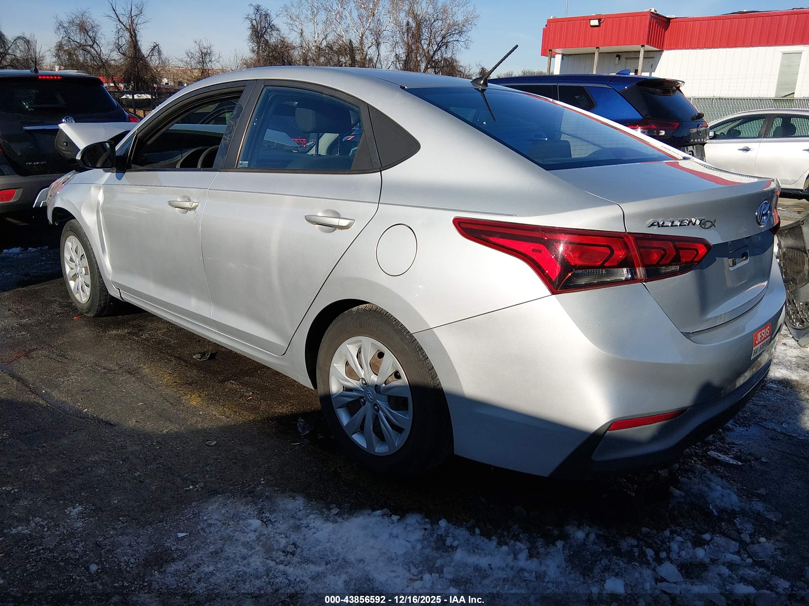 HYUNDAI ACCENT image 3