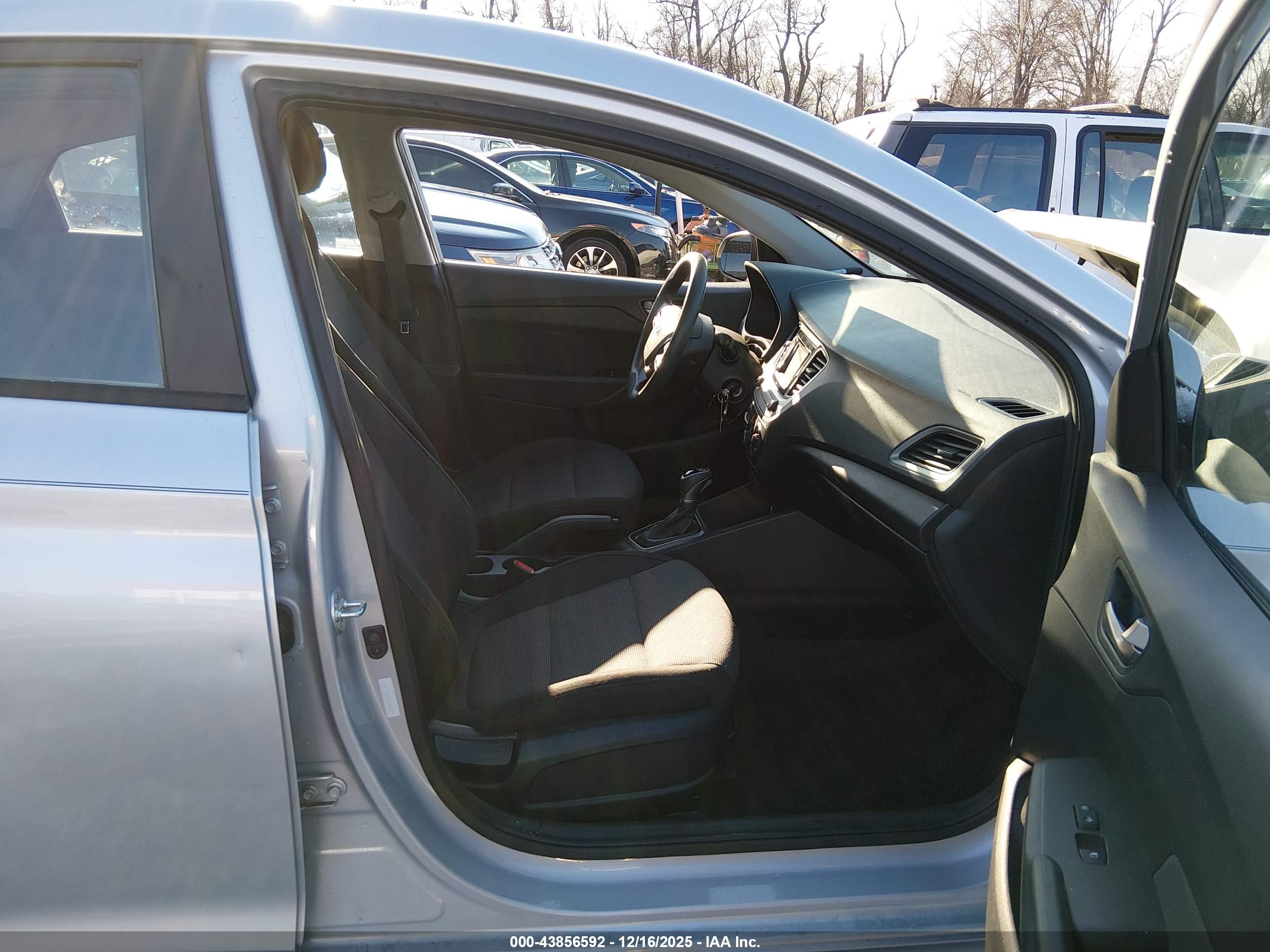 HYUNDAI ACCENT image 5