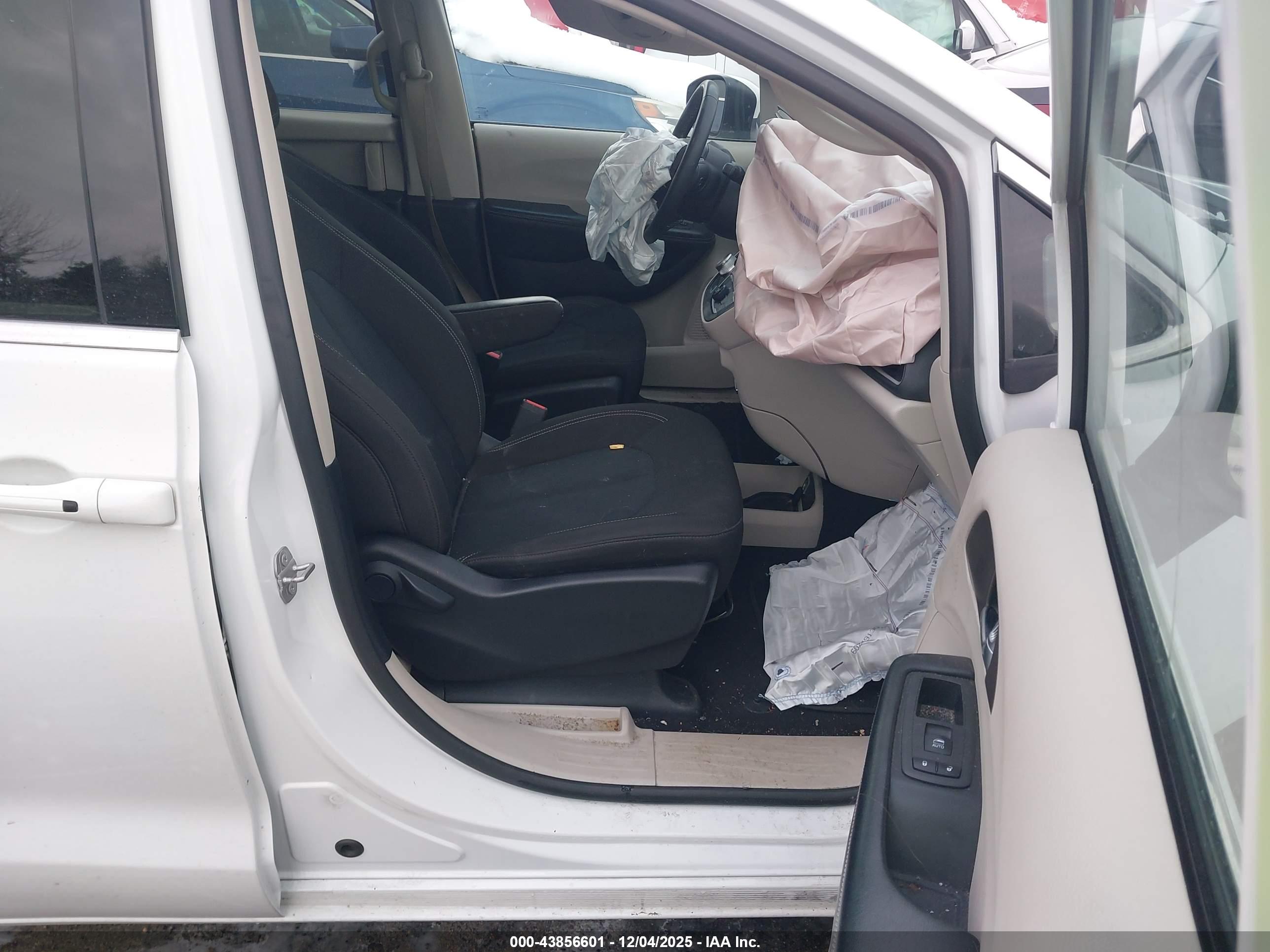 CHRYSLER VOYAGER image 5