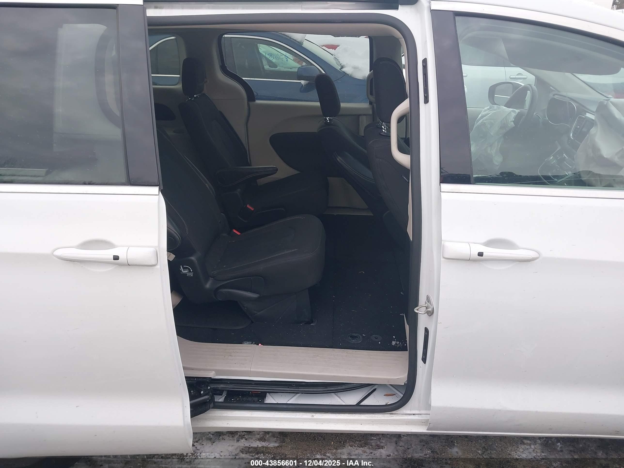 CHRYSLER VOYAGER image 8